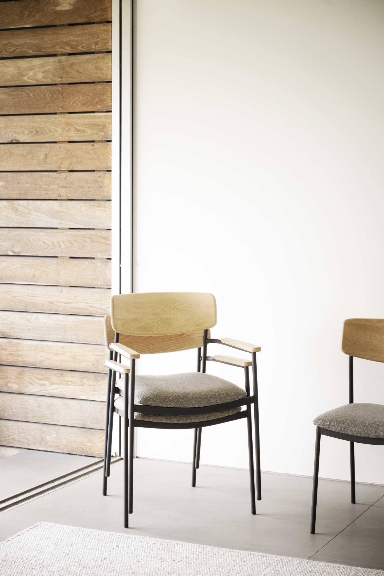 Stuhl Maymont 2er Set mit Armlehnen, Eiche / Dunkelbeige passt perfekt in stilvolle Wohnräume.