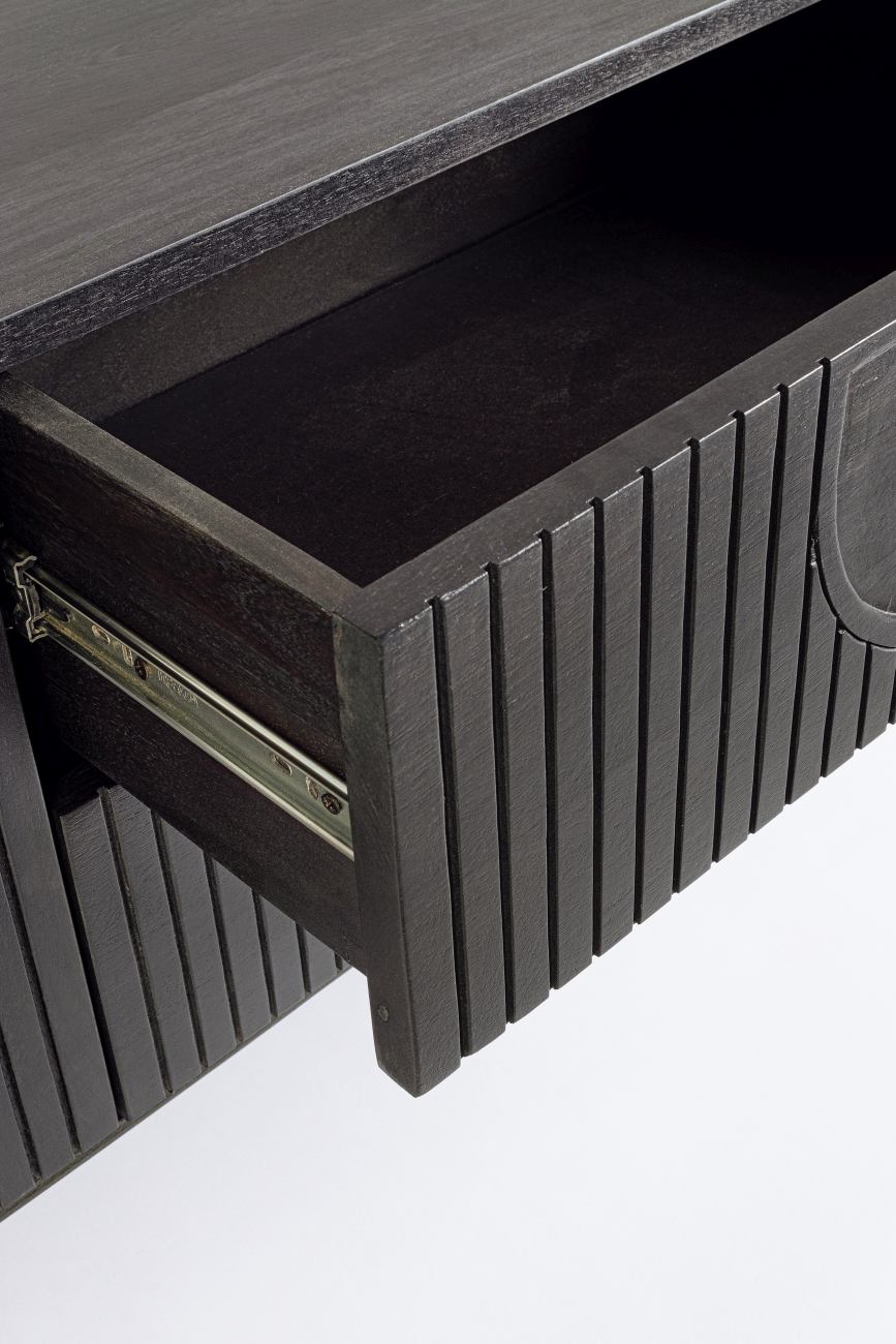Das TV Board Orissa überzeugt mit seinem modernen Design. Gefertigt wurde es aus Mangoholz, welches einen schwarzen Farbton besitzt. Das Gestell ist aus Metall und hat eine schwarze Farbe. Das TV Board besitzt eine Breite von 172 cm.