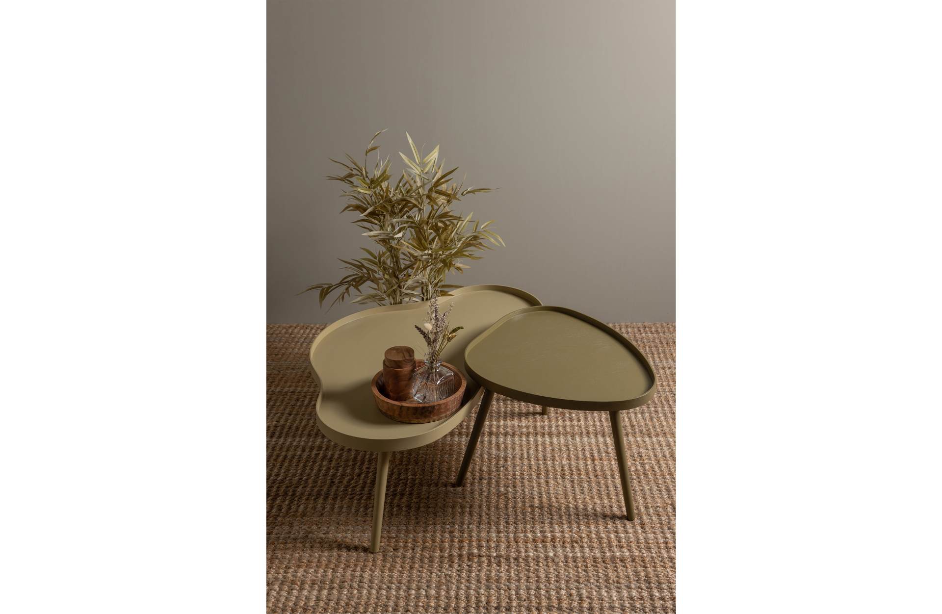 Der Beistelltisch Mae überzeugt mit seinem besonderem aber auch modernem Design. Gefertigt wurde die Tischplatte aus MDF Holz und die Beine aus Kiefernholz.