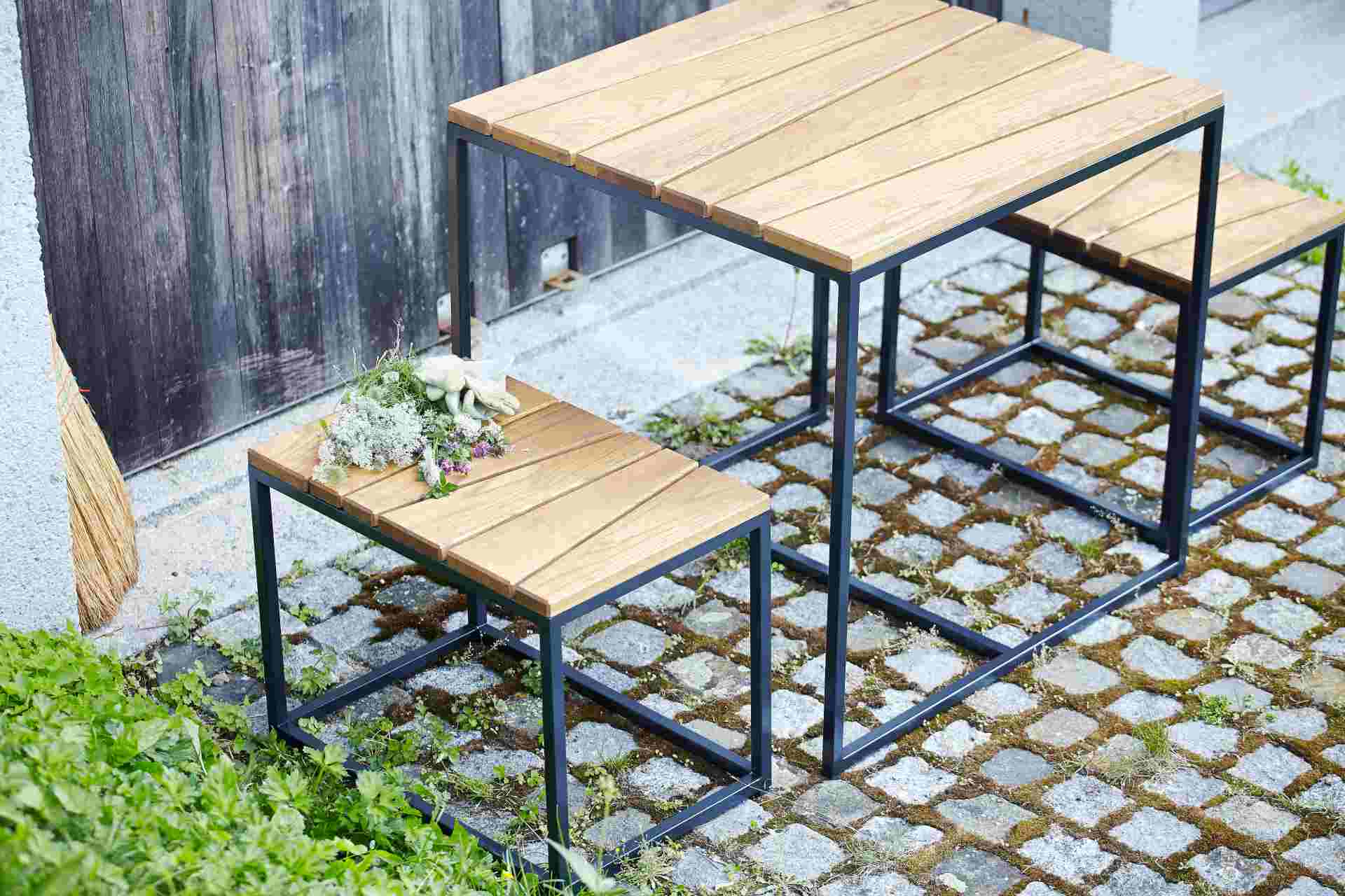 Die Tischgruppe Alois der Marke Jan Kurtz überzeugt mit ihrem modernen und schlichtem Design. Gefertigt wurde die Tischgruppe aus massivem Robinienholz und Metall.