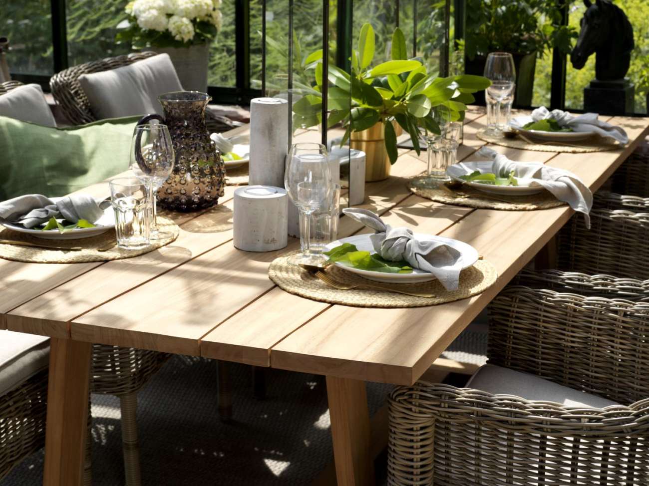 Der Gartenesstisch Laurion überzeugt mit seinem modernen Design. Gefertigt wurde die Tischplatte aus Teakholz und hat eine natürliche Farbe. Das Gestell ist auch aus Teakholz und hat eine natürliche Farbe. Der Tisch besitzt eine Länge von 230 cm.
