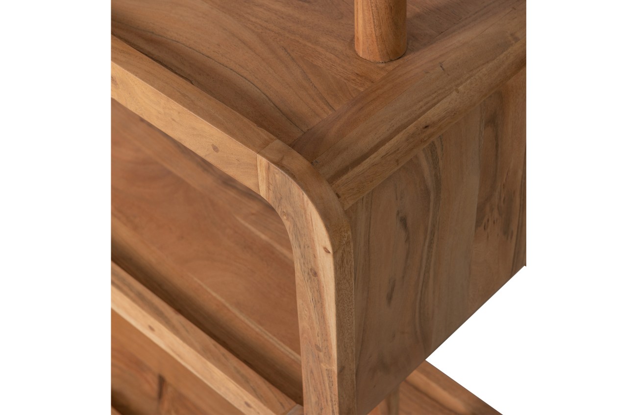 Das Regal Rattle überzeugt mit seinem modernem Stil. Gefertigt wurde es aus Akazienholz, welches einen natürlichen Farbton besitzt. Das Regal besitzt vier Fächer und hat eine Größe von 82x160 cm.