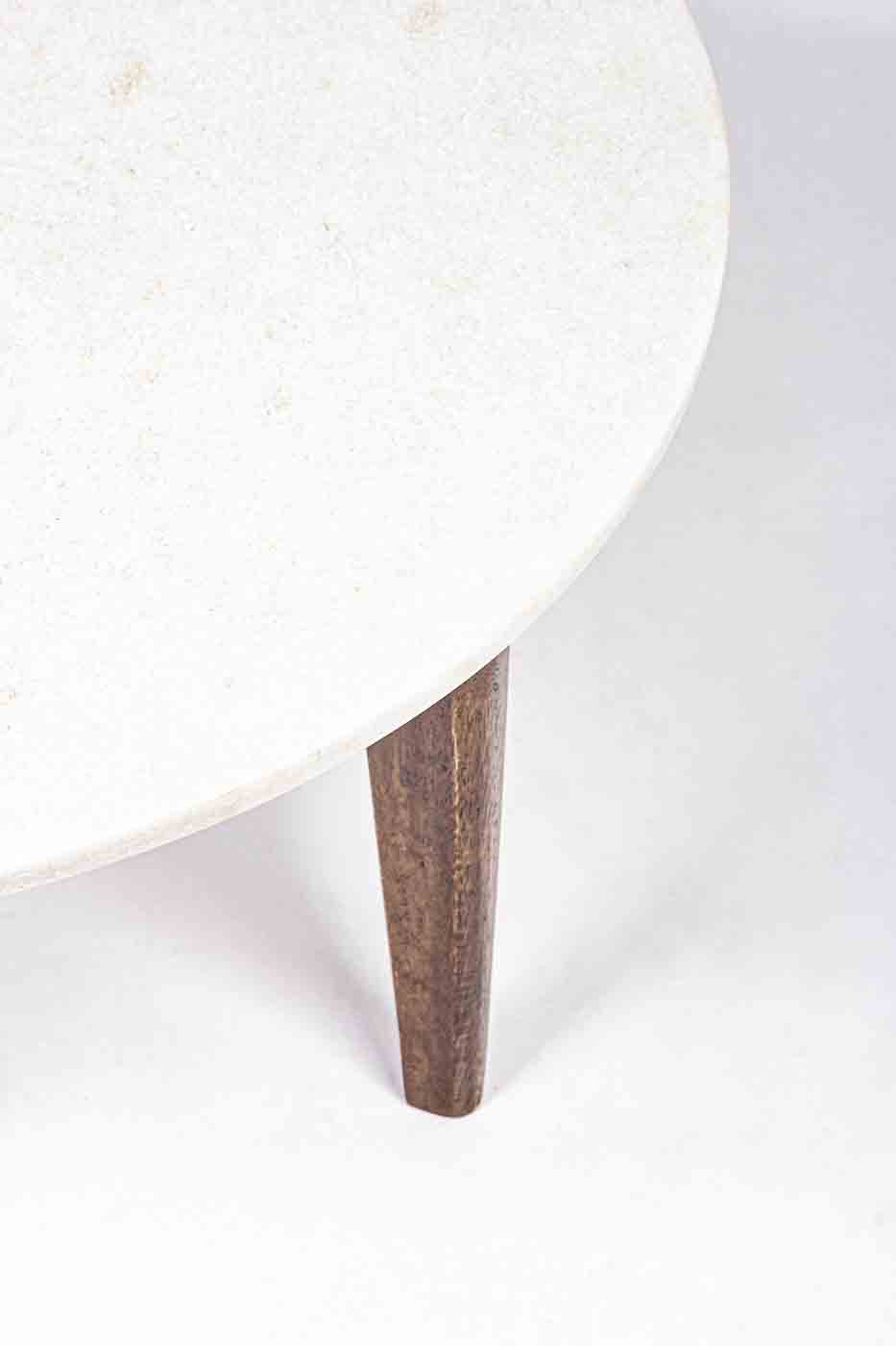 Tischplatte des Beistelltisches Sylvester ist aus Marmor. Das Gestell ist aus Mangoholz, welches lackiert ist.