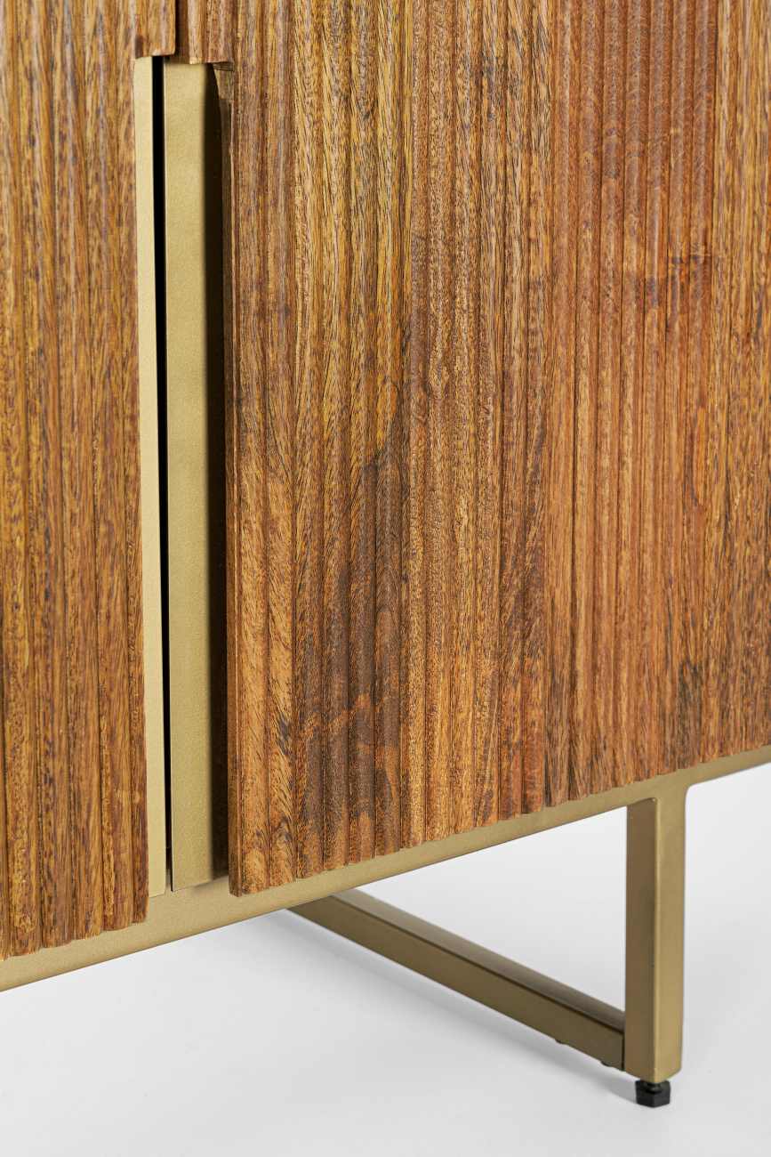 Das Sideboard Vilas überzeugt mit seinem modernen Stil. Gefertigt wurde es aus Mangoholz, welches einen braunen Farbton besitzt. Das Gestell ist aus Metall und hat eine goldene Farbe. Das Sideboard verfügt über zwei Türen.