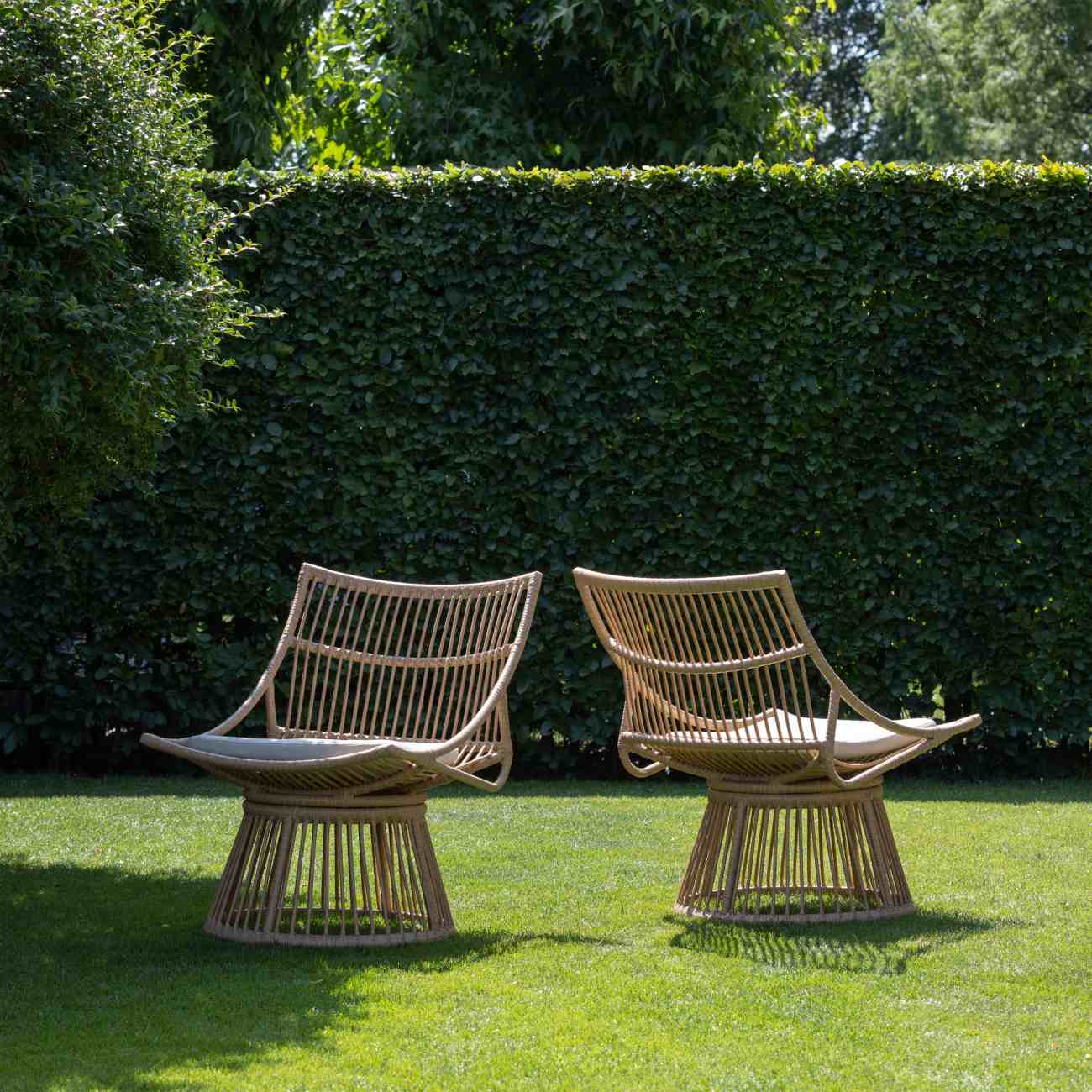 Der Gartensessel Alatna überzeugt mit seinem modernen Design. Gefertigt wurde er aus Geflecht, welches einen natürlichen Farbton besitzt. Der Sessel besitzt eine Sitzhöhe von 41 cm.