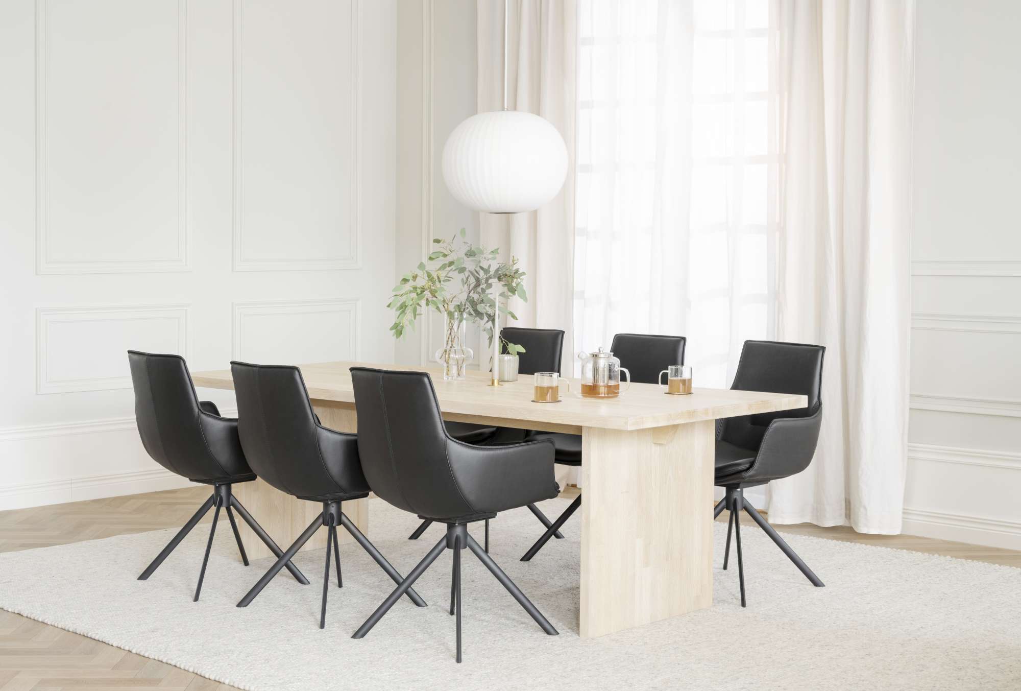 Komfortabel & schön – Esstisch Emmett Eiche Weiß pigmentiert, 240x95x75cm.