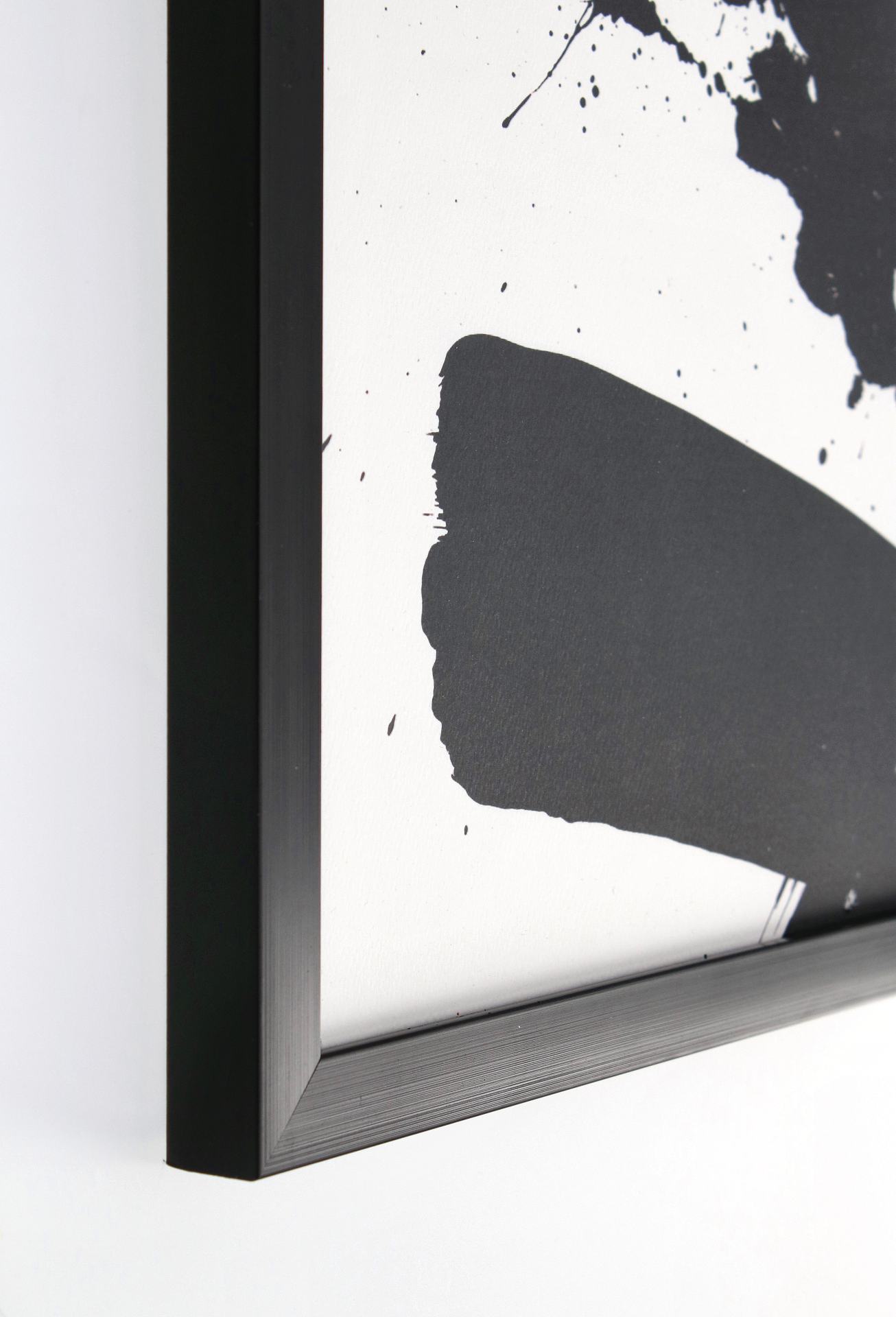 Das Bild Painted Black No.2 überzeugt mit ihrem klassischen Design. Das Bild verfügt über einen Druck auf Papier. Das Gestell ist aus MDF und der Rahmen aus Kunststoff. Die Maße sind 60x60 cm.