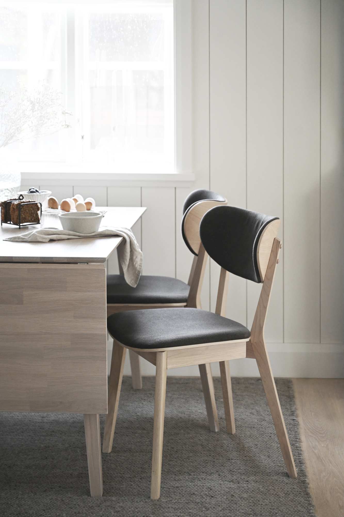 Stuhl Kato 2er Set, Whitewash / Dunkelgrau passt perfekt in stilvolle Wohnräume.