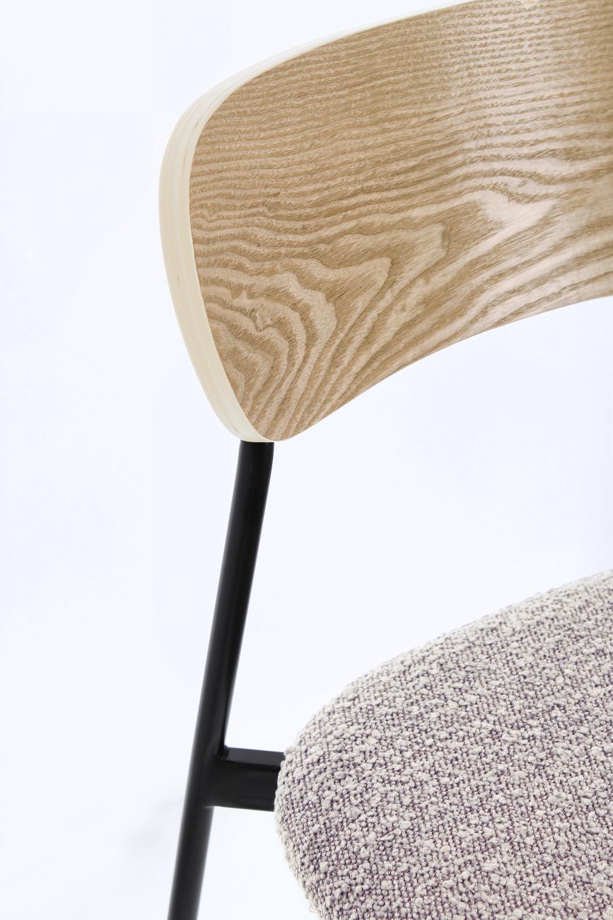 Der Esszimmerstuhl Genevieve überzeugt mit seinem modernen Stil. Gefertigt wurde er aus Boucle-Stoff, welcher einen braunen Farbton besitzt. Das Gestell ist aus Metall und hat eine schwarze Farbe. Der Stuhl besitzt eine Sitzhöhe von 48 cm.