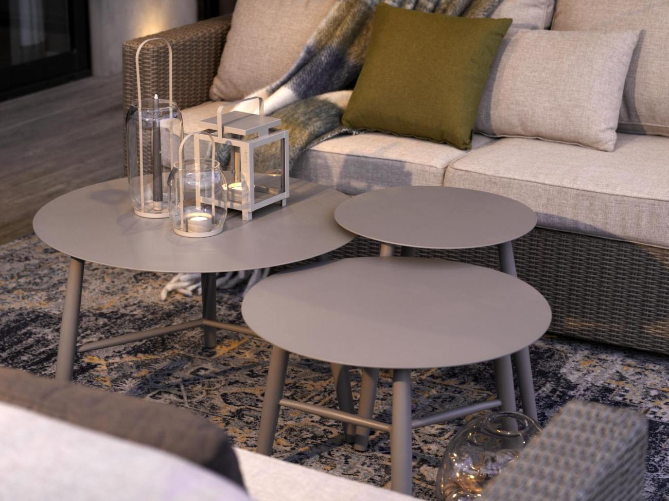 Der Gartenbeistelltisch Vannes überzeugt mit seinem modernen Design. Gefertigt wurde die Tischplatte aus Metall, welche einen Kaki Farbton besitzt. Das Gestell ist auch aus Metall und hat eine Kaki Farbe. Der Tisch besitzt einen Durchmesser von 75 cm.