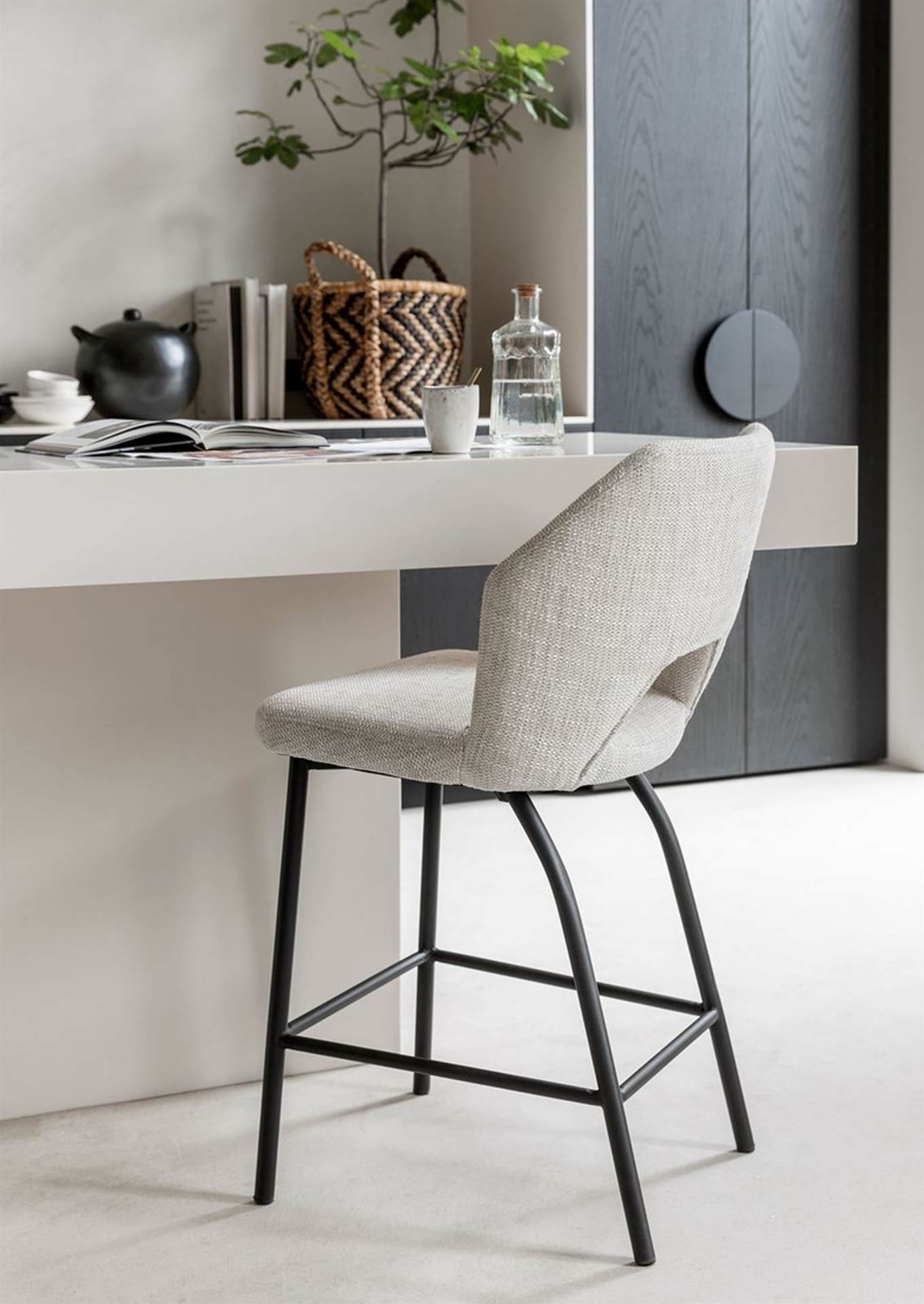 Der Barstuhl Bloom überzeugt mit seinem modernem aber auch schlichtem Design. Gefertigt wurde der Stuhl aus einem Polaris Stoff, welcher einen Natur Farbton besitzt. Das Gestell ist aus Metall und ist Schwarz.