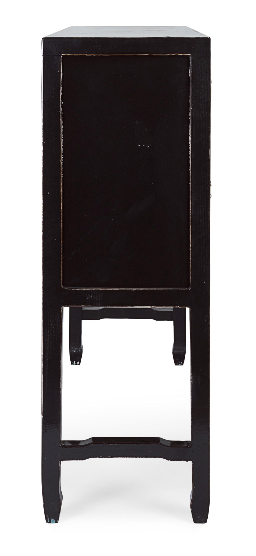 Die Konsole Jinan überzeugt mit ihrem klassischen Design. Gefertigt wurde sie aus Ulmenholz, welches einen schwarzen Farbton besitzt. Das Gestell ist auch aus Ulmenholz. Die Konsole verfügt über vier Türen und fünf Schubladen. Die Breite beträgt 137 cm.
