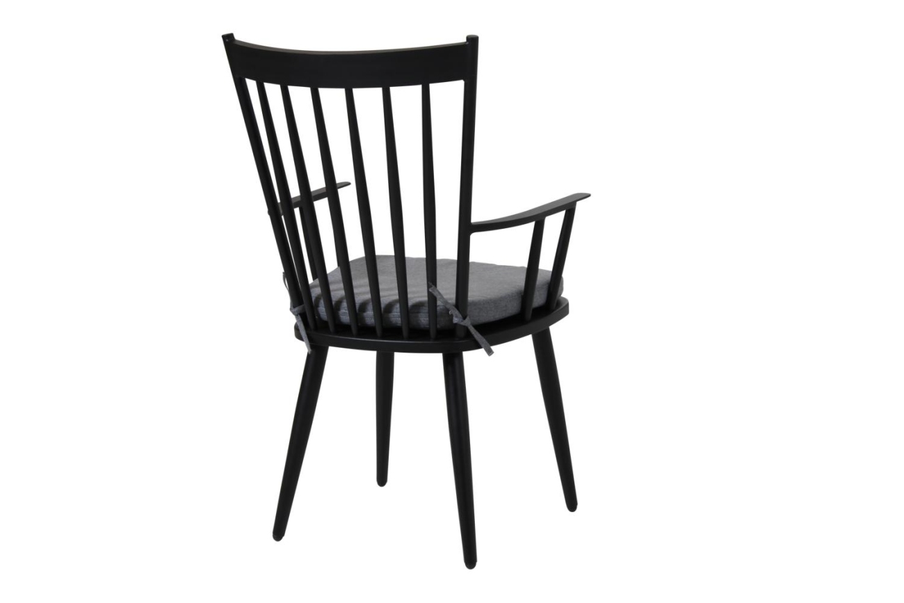 Der Gartenstuhl Alvena überzeugt mit seinem modernen Design. Gefertigt wurde er aus Metall, welches einen schwarzen Farbton besitzt. Der Stuhl wird mit einem Kissen geliefert. Die Sitzhöhe des Sessels beträgt 44 cm.