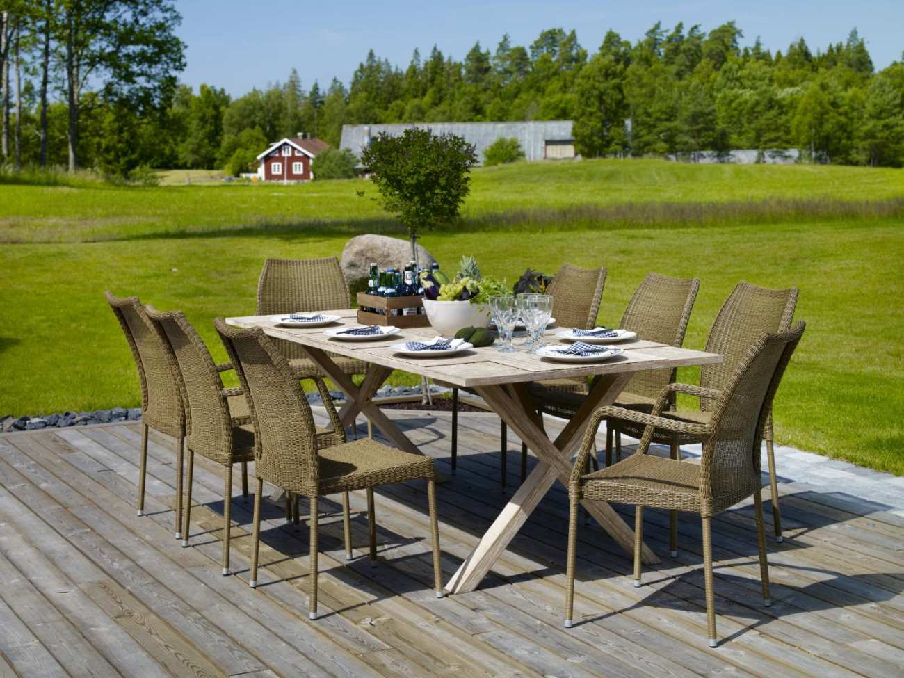 Der Gartenesstisch Brutus überzeugt mit seinem modernen Design. Gefertigt wurde die Tischplatte aus Akazienholz, welche einen natürlichen Farbton besitzt. Das Gestell ist aus Akazienholz und hat eine natürliche Farbe. Der Tisch besitzt eine Länge von 220 