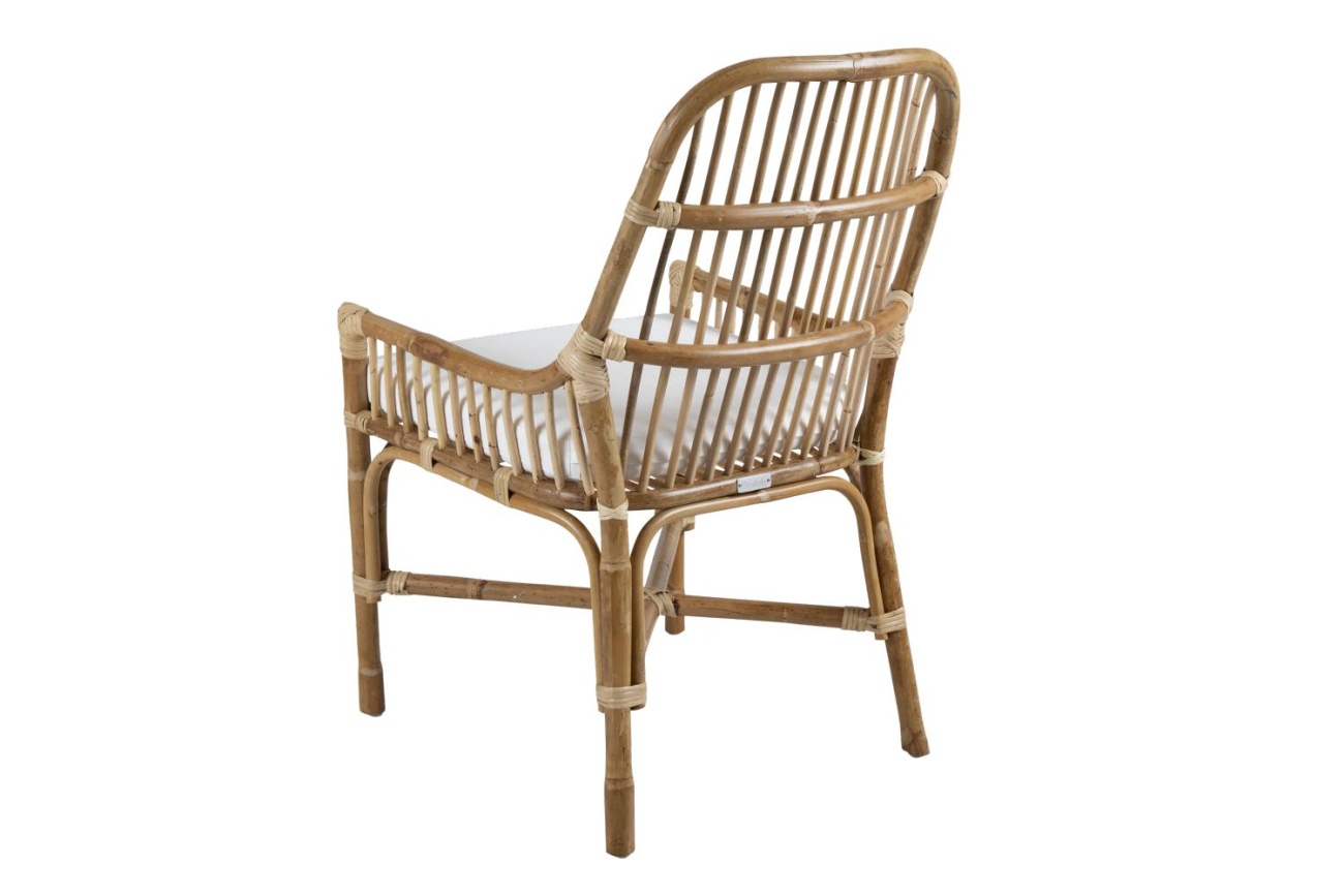 Der Gartenstuhl Vallada überzeugt mit seinem modernen Design. Gefertigt wurde er aus Rattan, welcher einen natürlichen Farbton besitzt. Das Gestell ist aus Metall und hat eine schwarze Farbe. Die Sitzhöhe des Stuhls beträgt 50 cm.