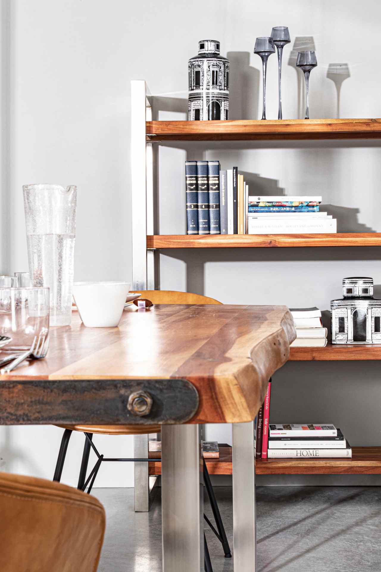 Der Esstisch Osbert überzeugt mit seinem moderndem Design. Gefertigt wurde er aus Akazienholz, welches einen natürlichen Farbton besitzt. Das Gestell des Tisches ist aus Metall und ist in eine silberne Farbe. Der Tisch besitzt eine Breite von 180 cm.