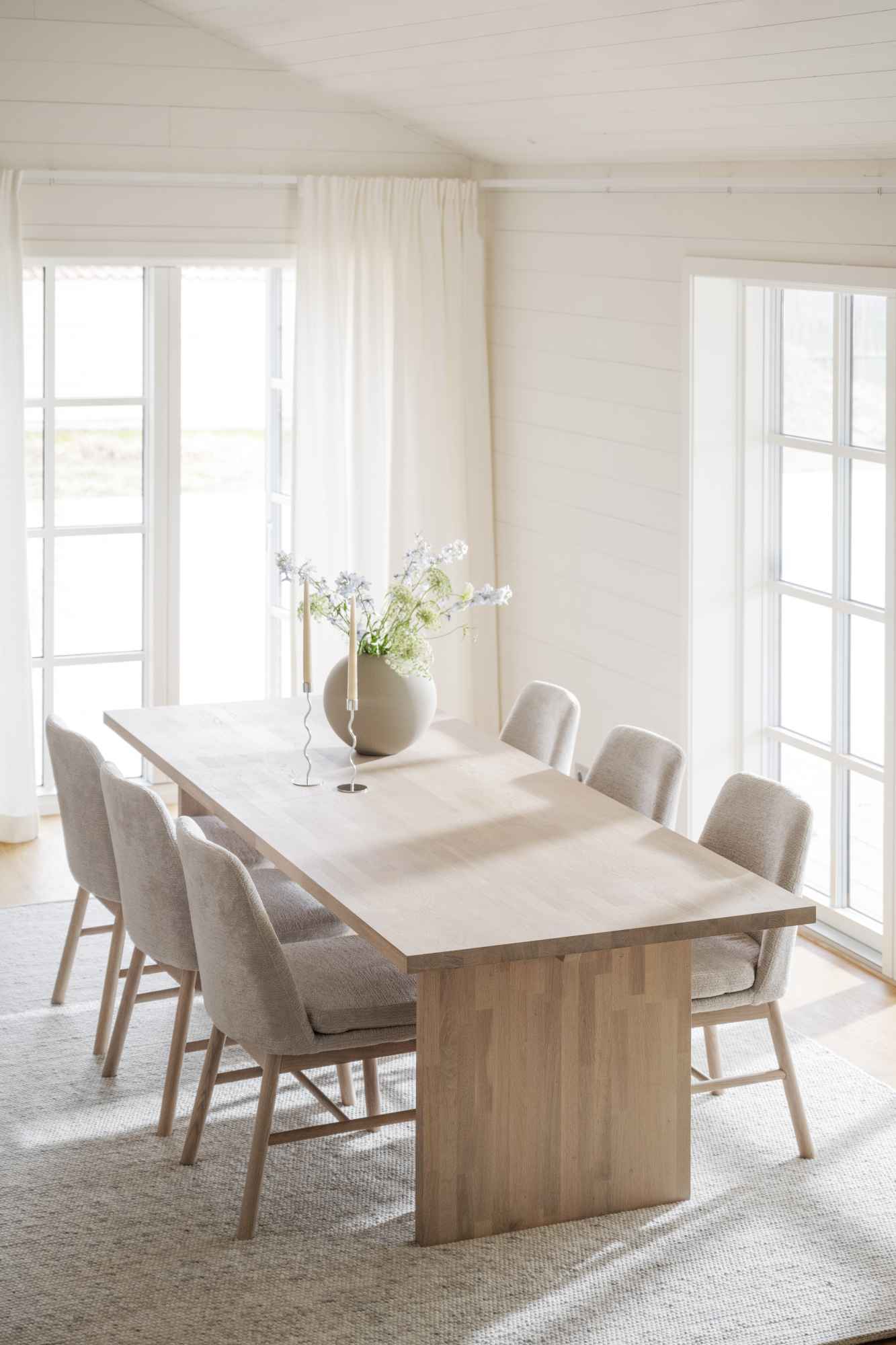 Komfortabel & schön – Esstisch Emmett Eiche Weiß pigmentiert, 240x95x75cm.