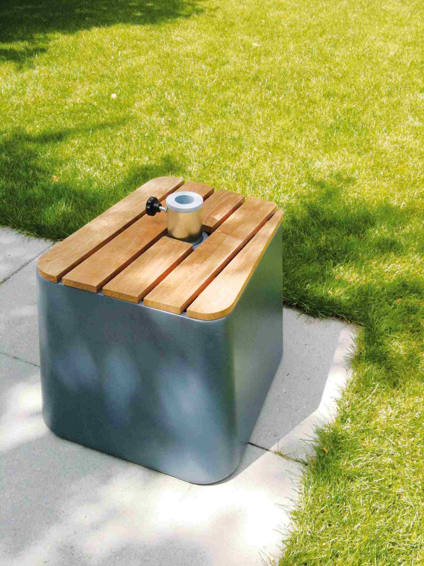 Die Abdeckung für den Sonnenschirmständer Fill Up wurde aus Holz gefertigt und verleiht dem Ständer ein modernes Design.