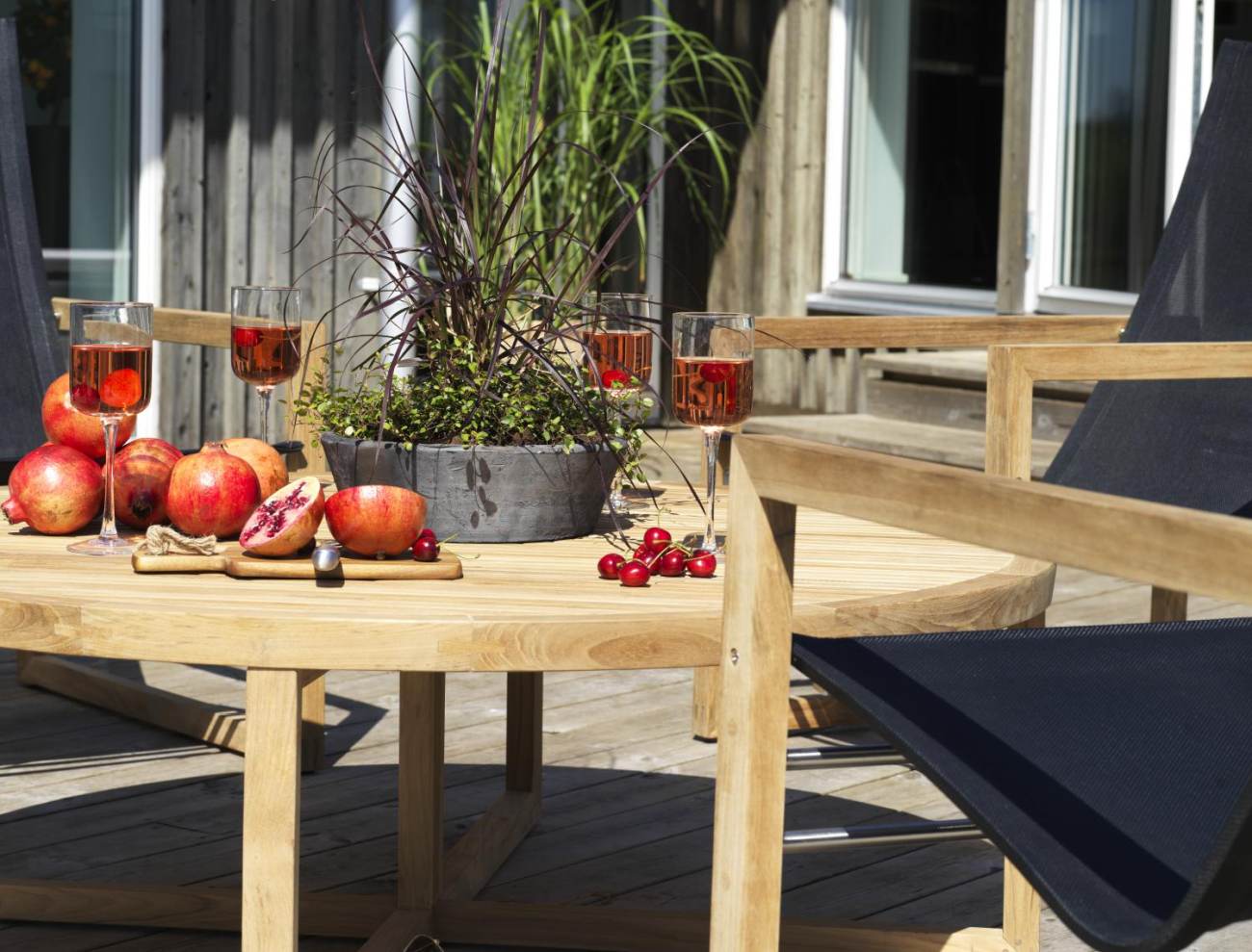 Der Gartencouchtisch Vevi überzeugt mit seinem modernen Design. Gefertigt wurde die Tischplatte aus Teakholz, welche einen natürlichen Farbton besitzt. Das Gestell ist auch aus Teakholz und hat eine natürliche Farbe. Der Tisch besitzt einen Durchmesser vo