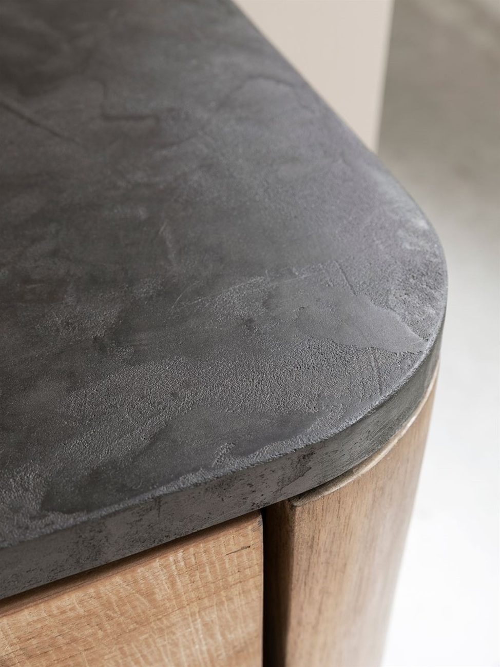 Das Sideboard Soho überzeugt mit seinem modernen Design. Gefertigt wurde es aus recyceltem Teakholz, welches einen natürlichen Farbton besitzt. Das Gestell ist aus Metall und hat eine schwarze Farbe. Das Sideboard besitzt eine Breite von 200 cm.