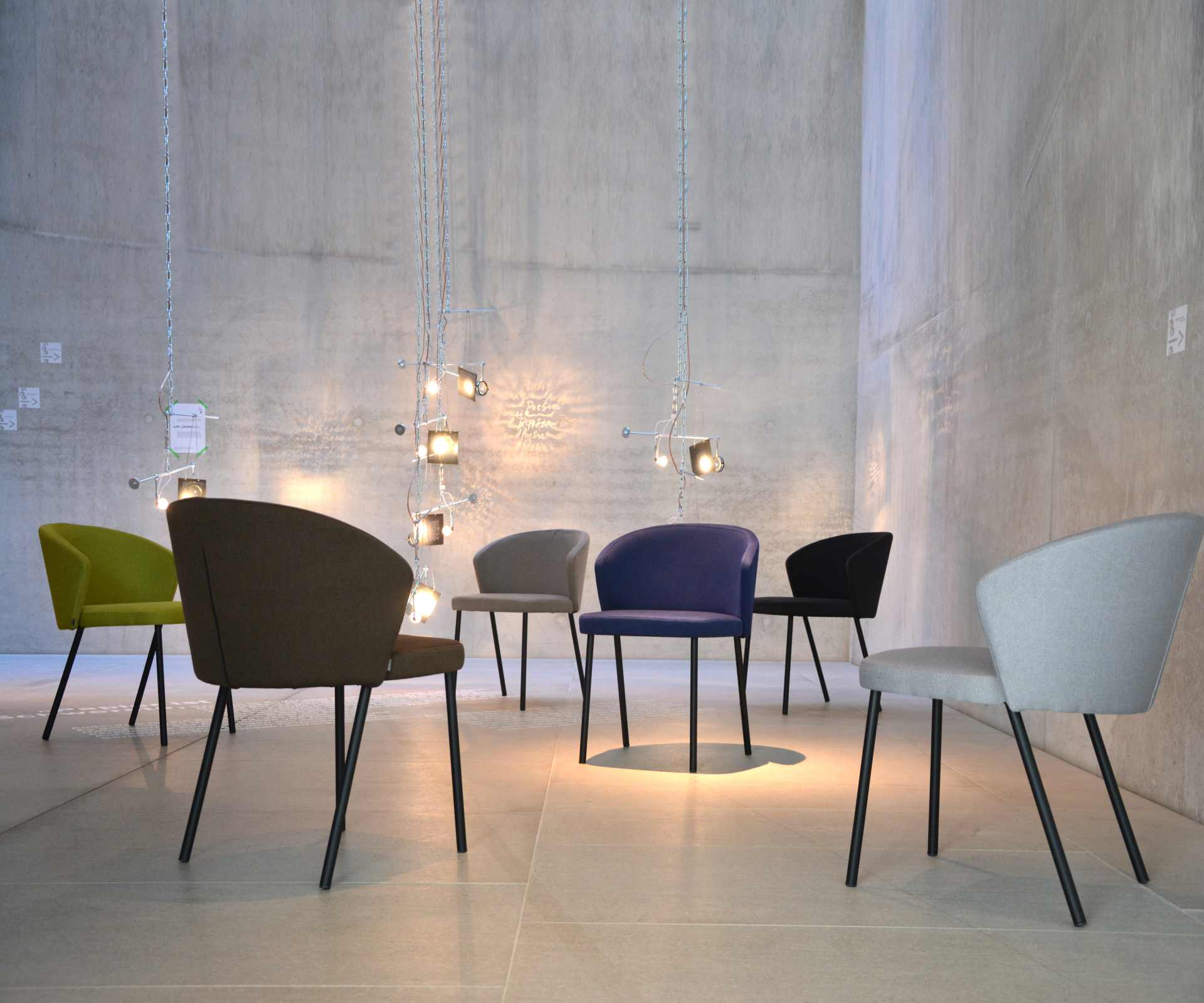 Der moderne Stuhl Mila wurde aus einem Metall Gestell hergestellt. Die Sitz- und Rückenfläche ist aus einem Stoff Bezug. Die Farbe des Stuhls ist Beige. Es ist ein Produkt der Marke Jan Kurtz.