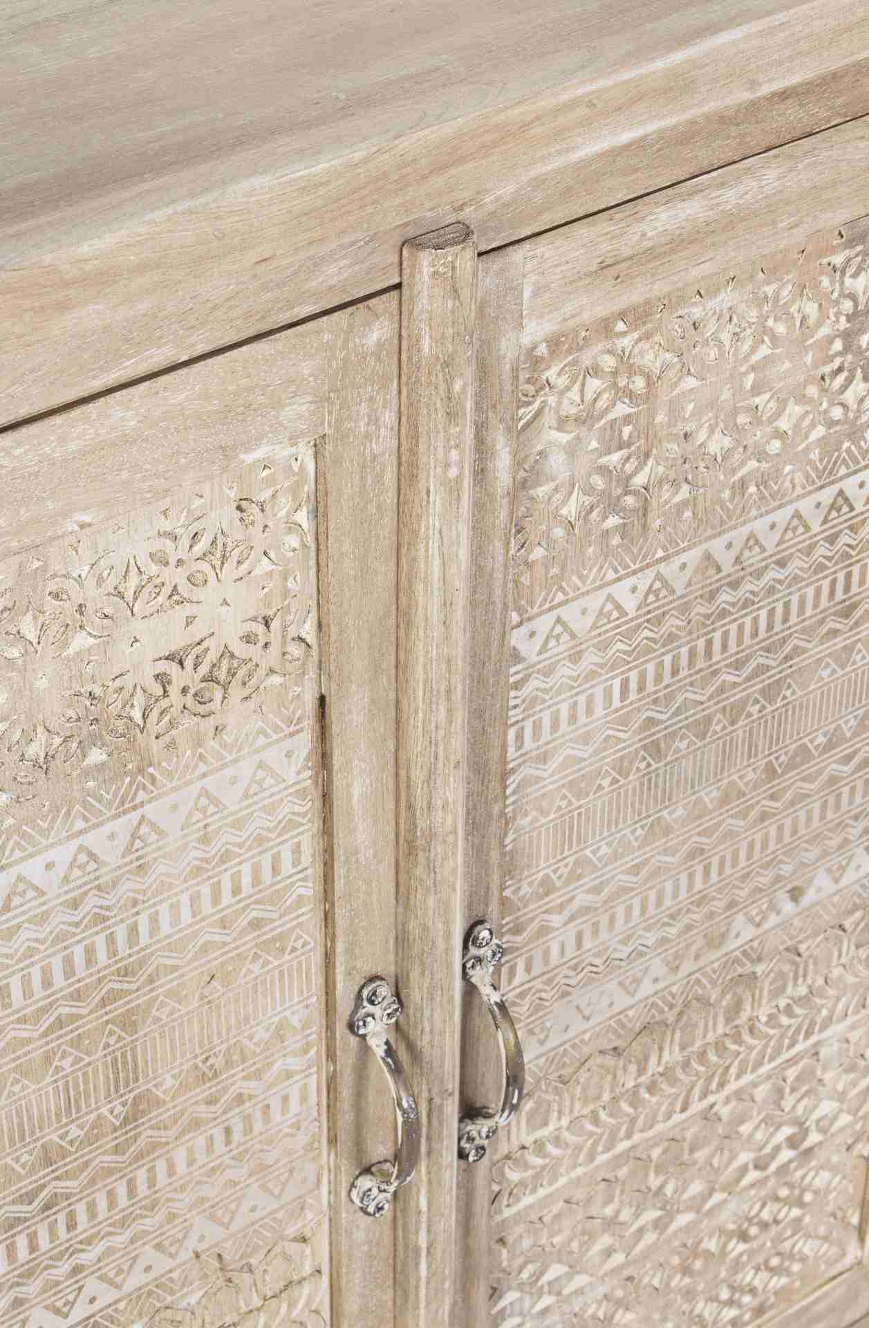Das Sideboard Mayra überzeugt mit seinem klassischen Design. Gefertigt wurde es aus Mango-Holz, welches einen natürlichen Farbton besitzt. Das Gestell ist auch aus Mango-Holz. Das Sideboard verfügt über zwei Türen und drei Schubladen. Die Breite beträgt 1