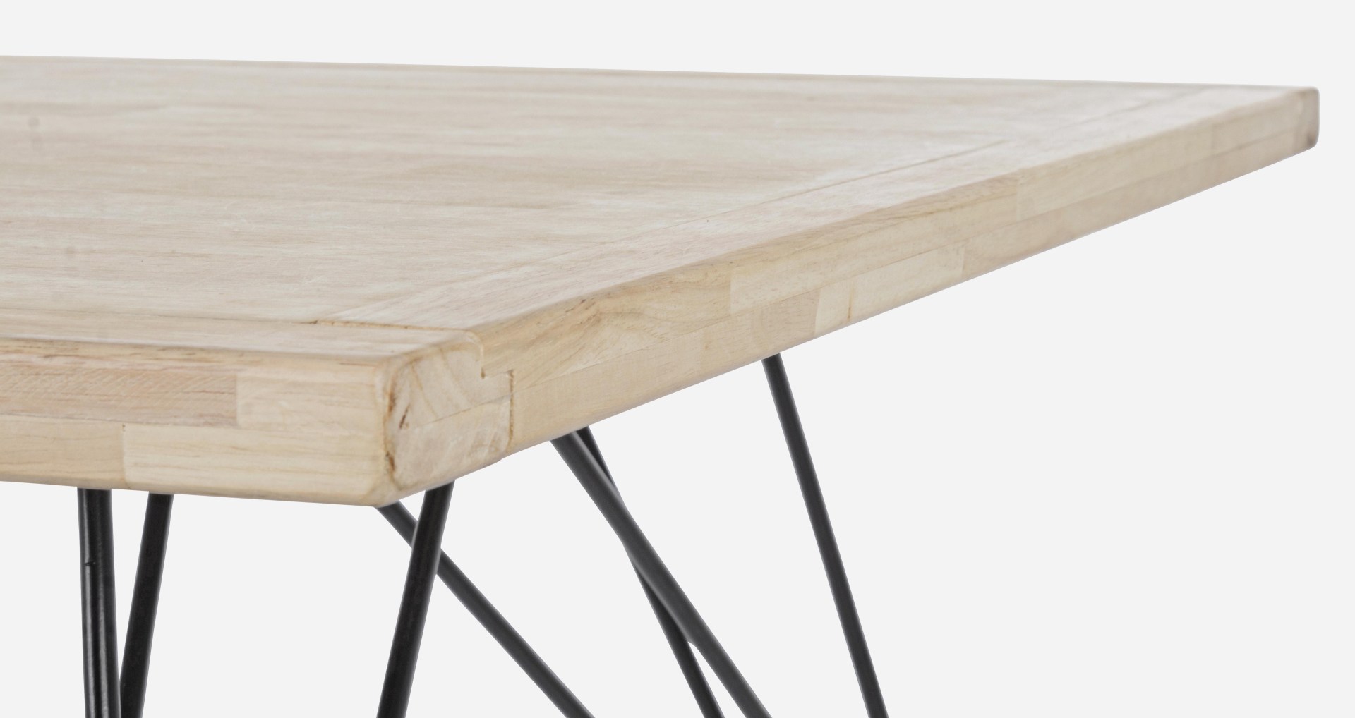 Der Esstisch District überzeugt mit seinem moderndem Design. Gefertigt wurde er aus Kautschukholz, welches einen natürlichen Farbton besitzt. Das Gestell des Tisches ist aus Metall und ist in eine schwarze Farbe. Der Tisch besitzt eine Breite von 160 cm.