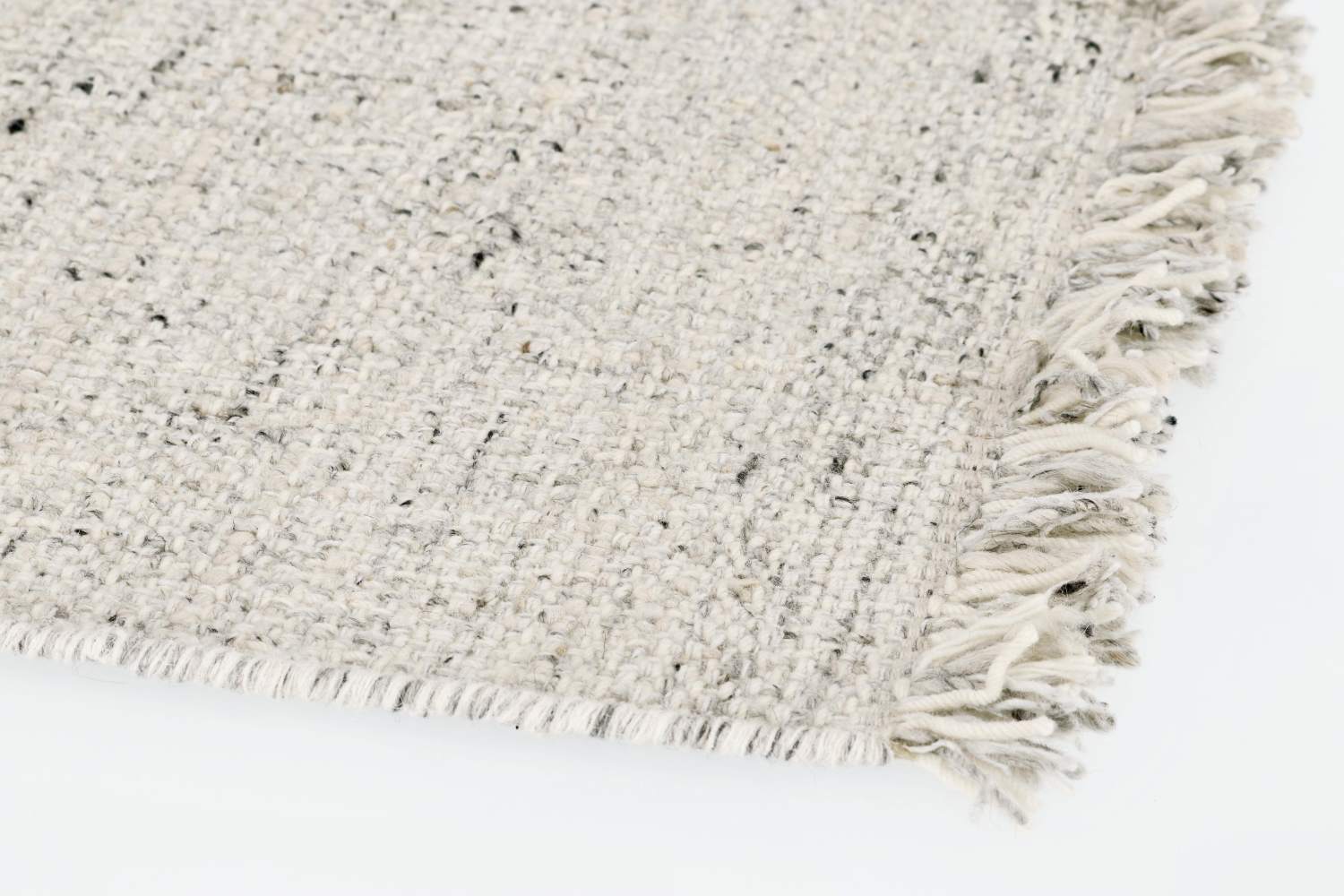 Der Teppich Senuri überzeugt mit seinem klassischen Design. Gefertigt wurde die Vorderseite aus 70% Polyester und 30% Wolle, die Rückseite ist aus Baumwolle. Der Teppich besitzt eine Beige Farbton und die Maße von 140x200 cm.