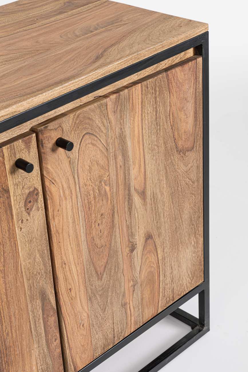 Das Sideboard Nartan überzeugt mit seinem modernen Stil. Gefertigt wurde es aus Sheesham-Holz, welches einen natürlichen Farbton besitzt. Das Gestell ist aus Metall und hat eine schwarze Farbe. Das Sideboard verfügt über drei Türen.