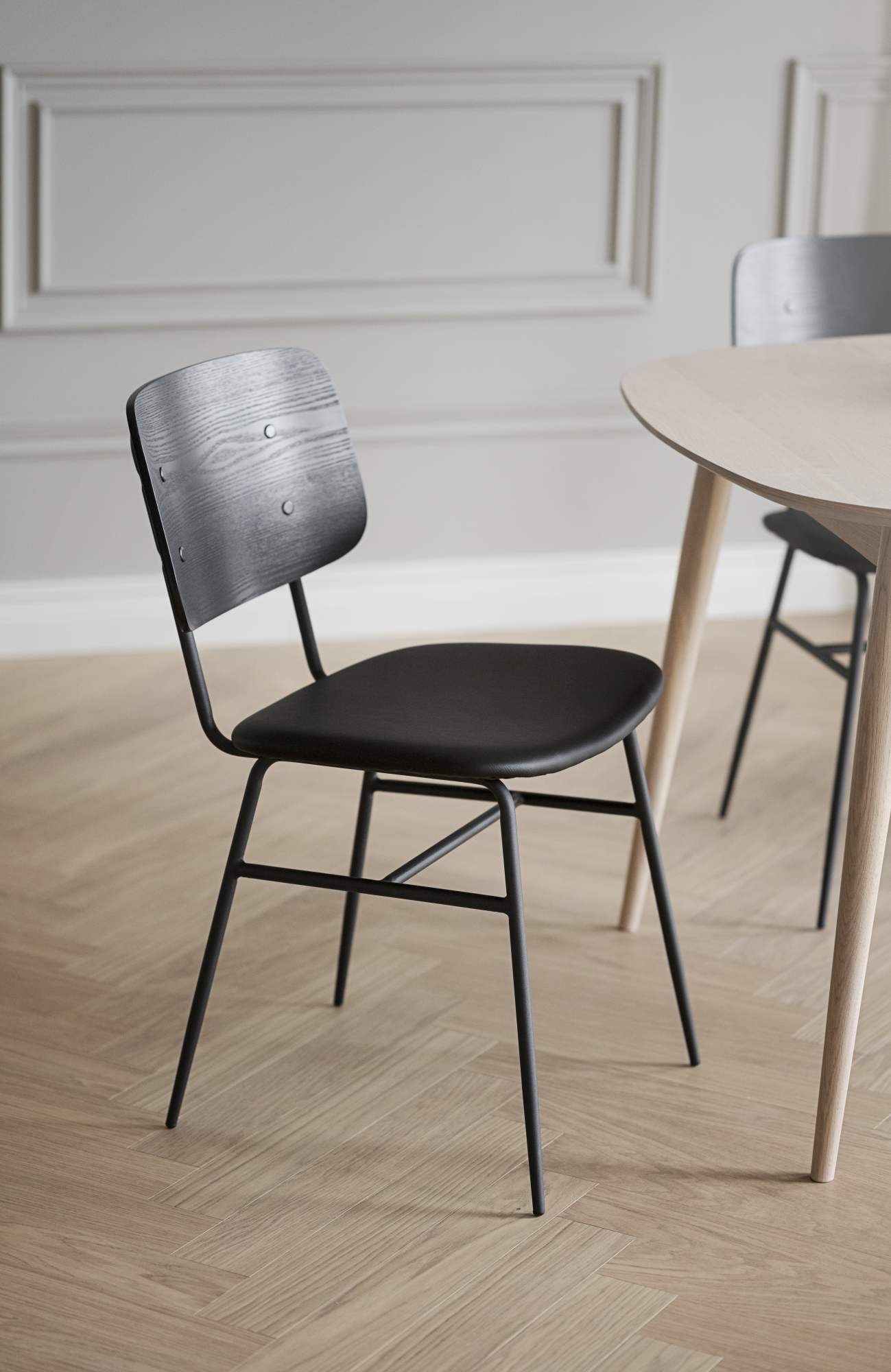 Stuhl Brent 2er Set, Esche Schwarz – modernes Design trifft Komfort.