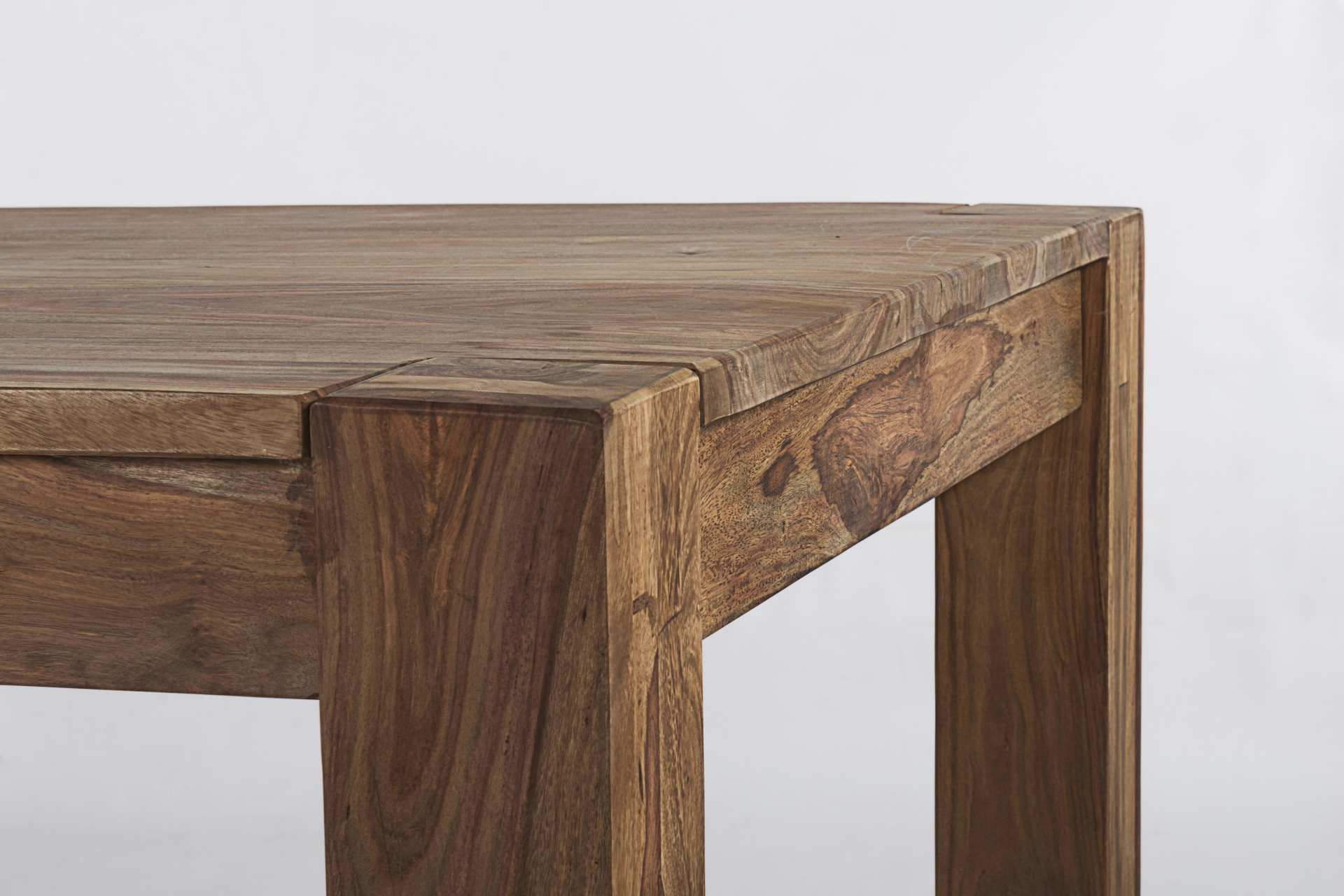 Der Esstisch Salford überzeugt mit seinem klassischem Design. Gefertigt wurde er aus Sheeshamholz, welches einen natürlichen Farbton besitzt. Das Gestell ist auch aus Sheeshamholz. Der Tisch ist ausziehbar von einer Länge von 200 cm auf 260 cm.
