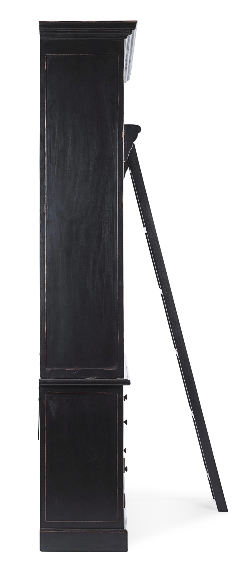 Der Bücherschrank Jefferson überzeugt mit seinem klassischen Design. Gefertigt wurde er aus Mangoholz, welches einen schwarzen Farbton besitzt. Das Gestell ist auch aus Mangoholz. Der Schrank verfügt über drei Türen und vier Schubladen. Die Breite beträgt