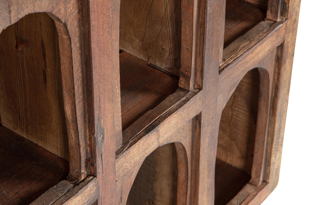 Das Hängeregal Grien überzeugt mit ihrem modernen Stil. Gefertigt wurde es aus recyceltem Holz, welcher einen braunen Farbton besitzt. Das Regal verfügt über neun Fächer.