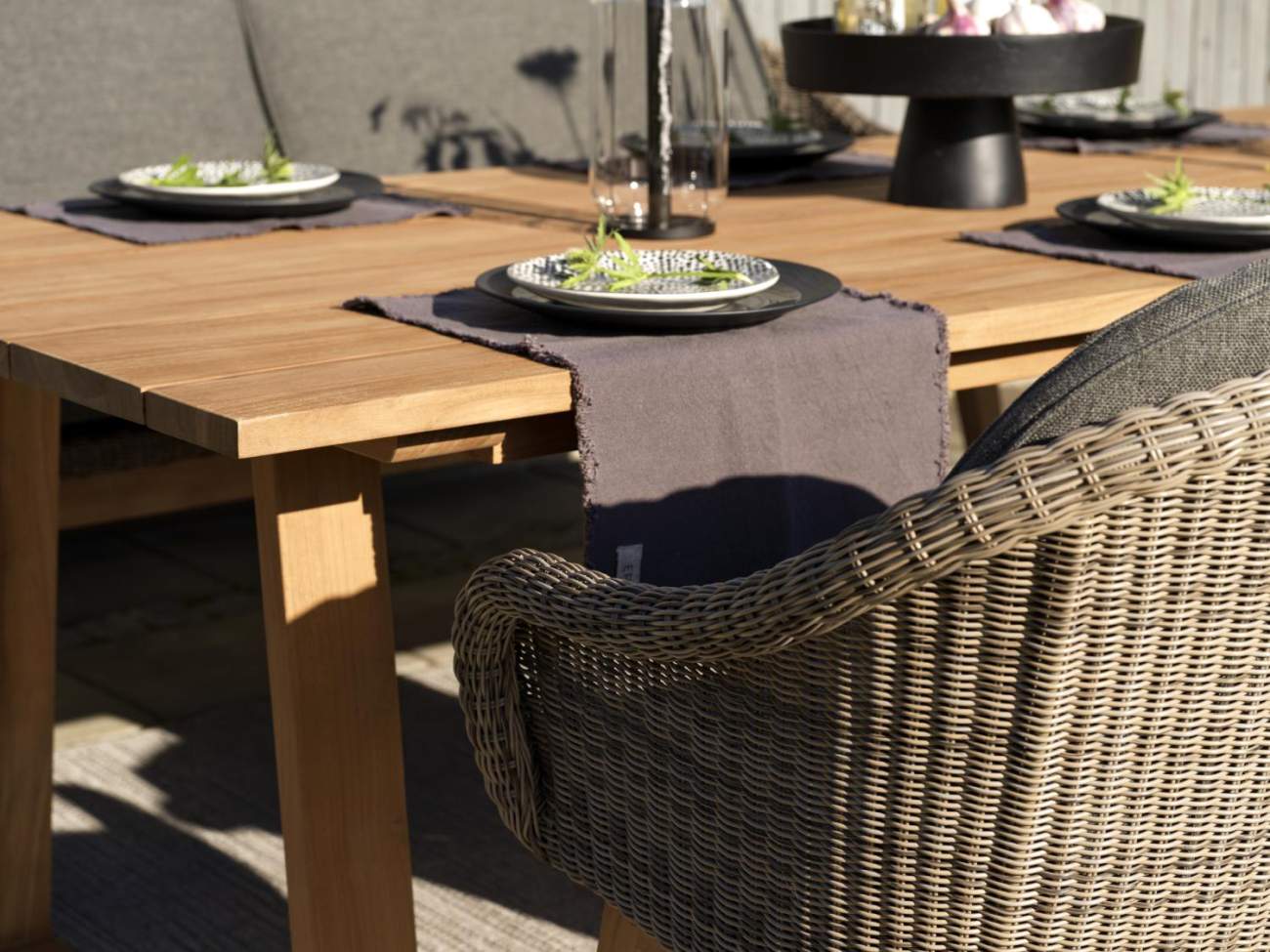 Der Gartenesstisch Laurion überzeugt mit seinem modernen Design. Gefertigt wurde die Tischplatte aus Teakholz und hat eine natürliche Farbe. Das Gestell ist auch aus Teakholz und hat eine natürliche Farbe. Der Tisch besitzt eine Länge von 230 cm.