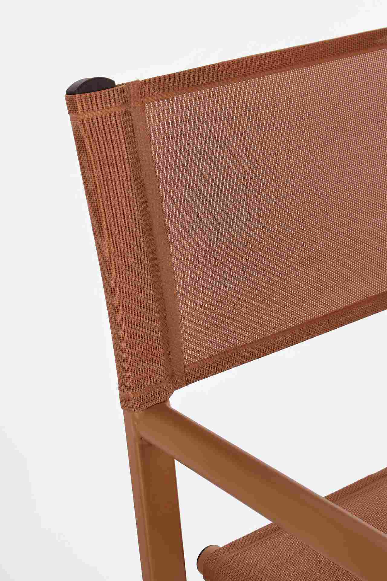 Der Gartenstuhl Taylor überzeugt mit seinem modernen Design. Gefertigt wurde er aus Textilene, welche einen roten Farbton besitzt. Das Gestell ist aus Aluminium und hat auch eine rote Farbe. Der Stuhl verfügt über eine Sitzhöhe von 45 cm und ist für den O