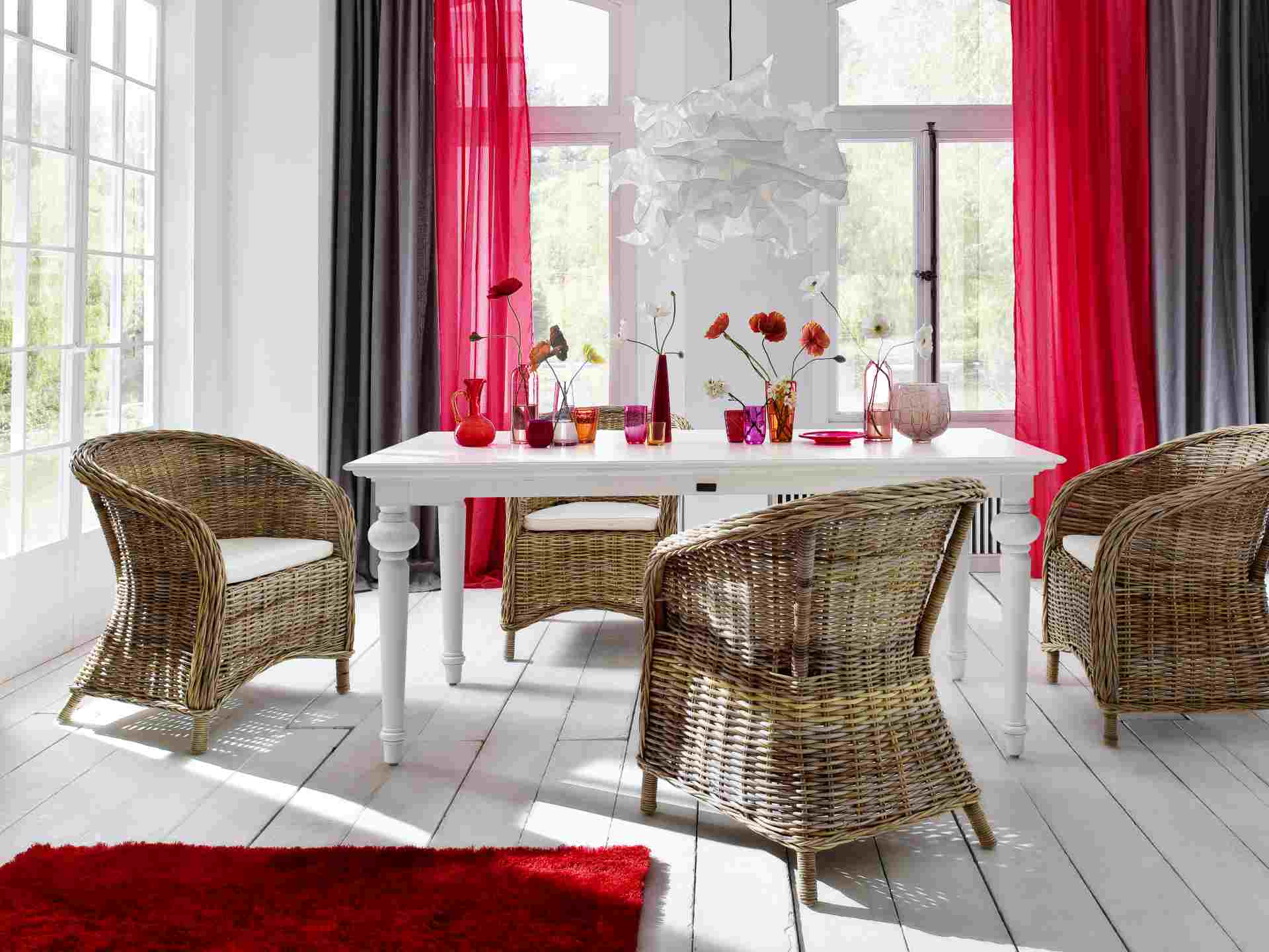 Der Esstisch Provence überzeugt mit seinem Landhaus Stil. Gefertigt wurde er aus Mahagoni Holz, welches einen weißen Farbton besitzt. Der Esstisch verfügt über eine rechteckige Form. Die Breite beträgt 200 cm.