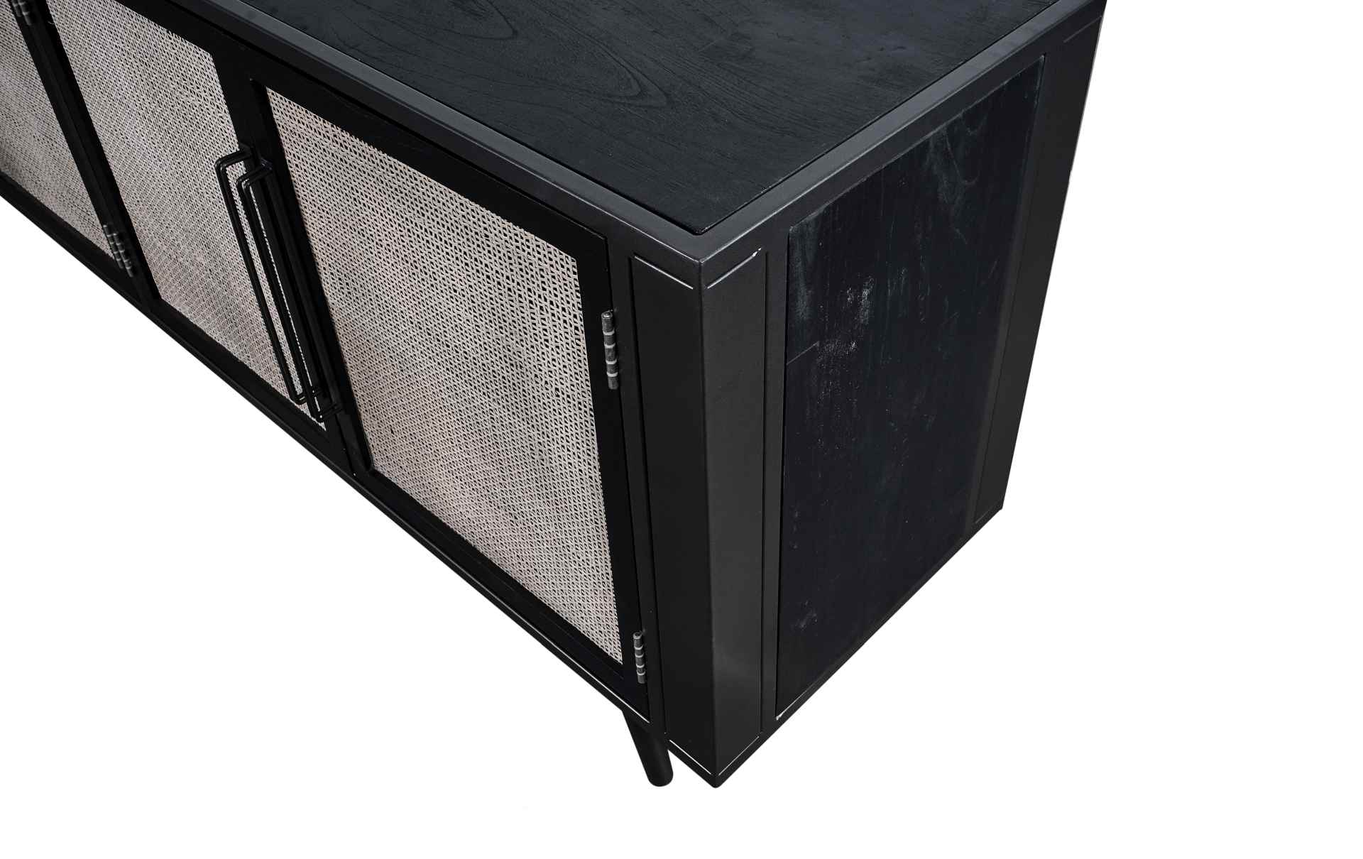 Das TV-Board Nordic Mindi Rattan überzeugt mit seinem Industriellen Design. Gefertigt wurde es aus Rattan und Mindi Holz, welches einen schwarzen Farbton besitzt. Das Gestell ist aus Metall und hat eine schwarze Farbe. Das TV-Board verfügt über vier Türen