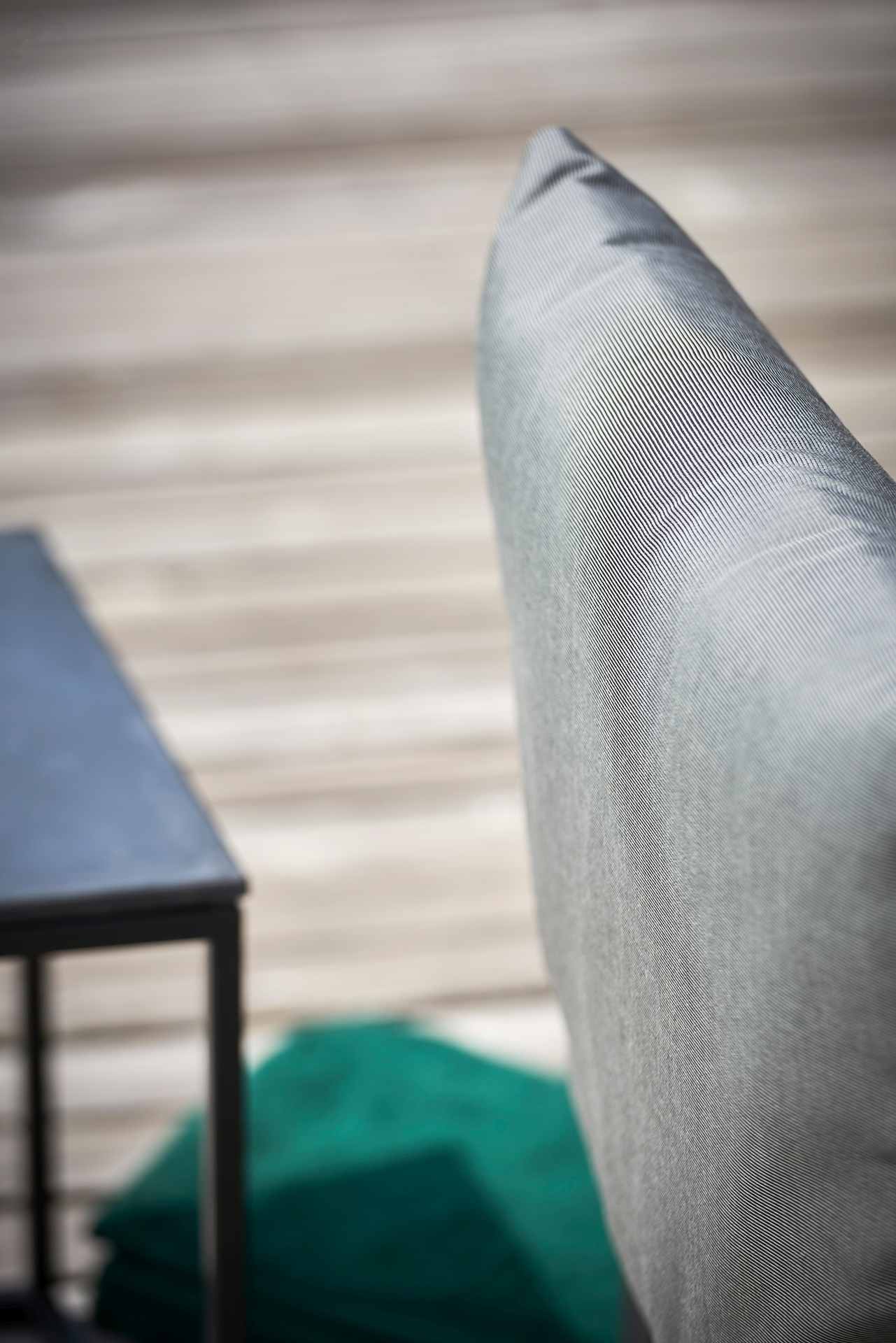 Die Gartenlounge Domino bestehend aus einer 5er-Kombination und einem Sessel. Damit ist sie ein echter Hingucker in deinem Garten. Designet wurde es von der Marke Jan Kurtz. Das Gestell ist aus Aluminium und hat eine taupe Farbe. Der Bezug ist Taupe.