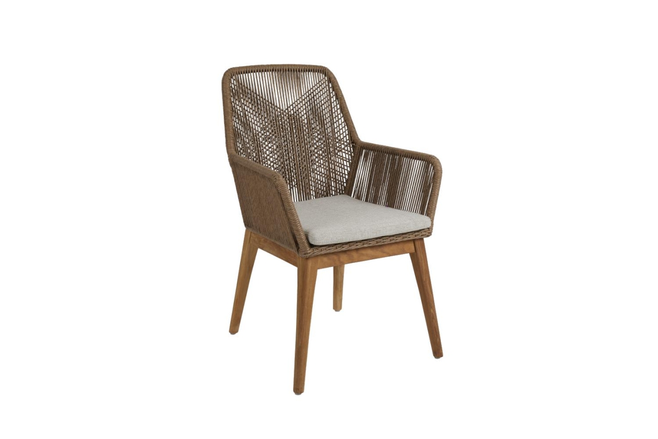 Der Gartenstuhl Hassel überzeugt mit seinem modernen Design. Gefertigt wurde er aus Rattan, welches einen braunen Farbton besitzt. Das Gestell ist aus Teakholz und hat eine natürliche Farbe. Die Sitzhöhe des Stuhls beträgt 50 cm.