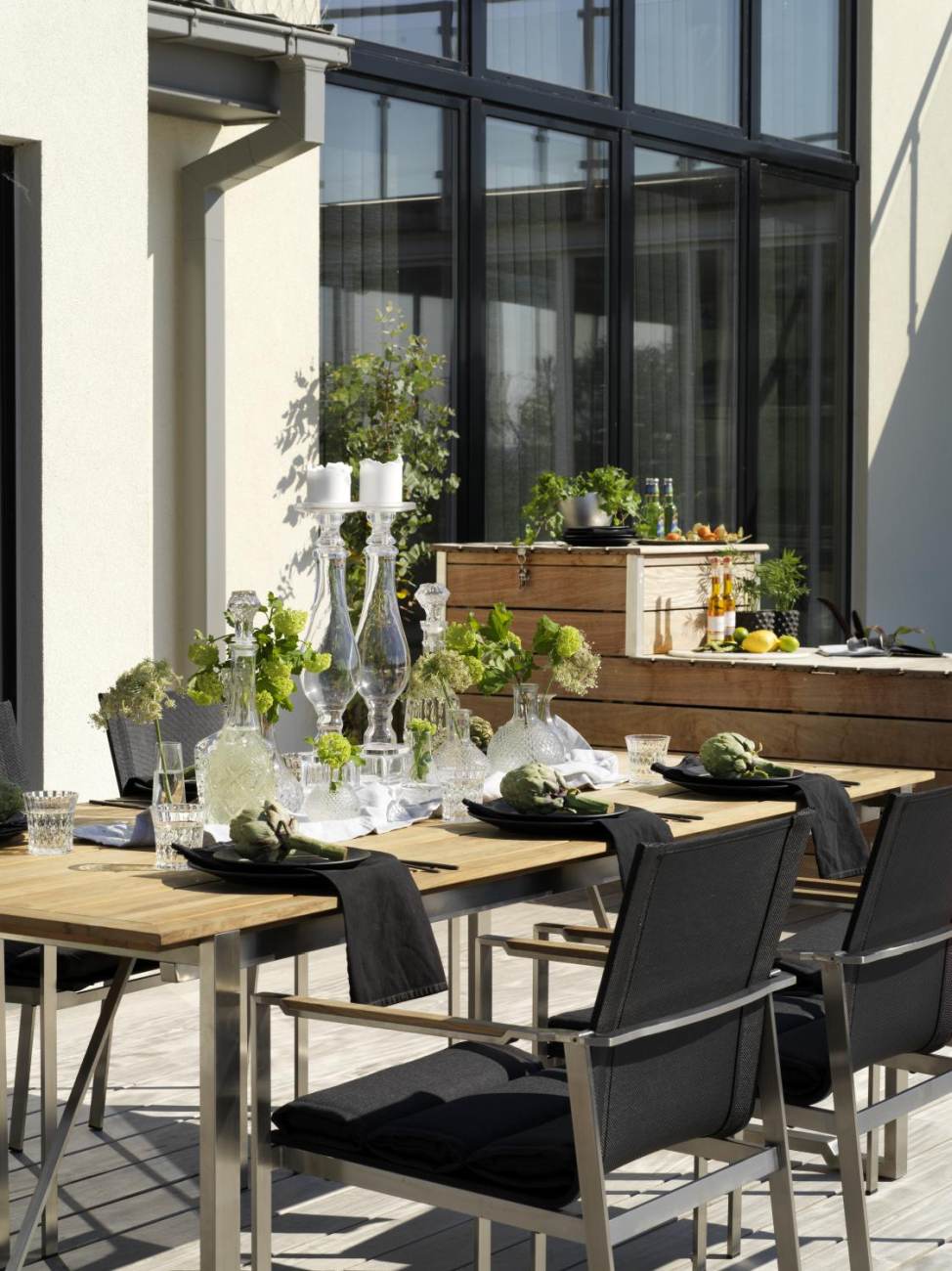 Der Gartenesstisch Gotland überzeugt mit seinem modernen Design. Gefertigt wurde die Tischplatte aus Akazienhholz und besitzt einen natürlichen Farbton. Das Gestell ist auch aus Metall und hat eine silberne Farbe. Der Tisch besitzt eine Länger von 220 cm.
