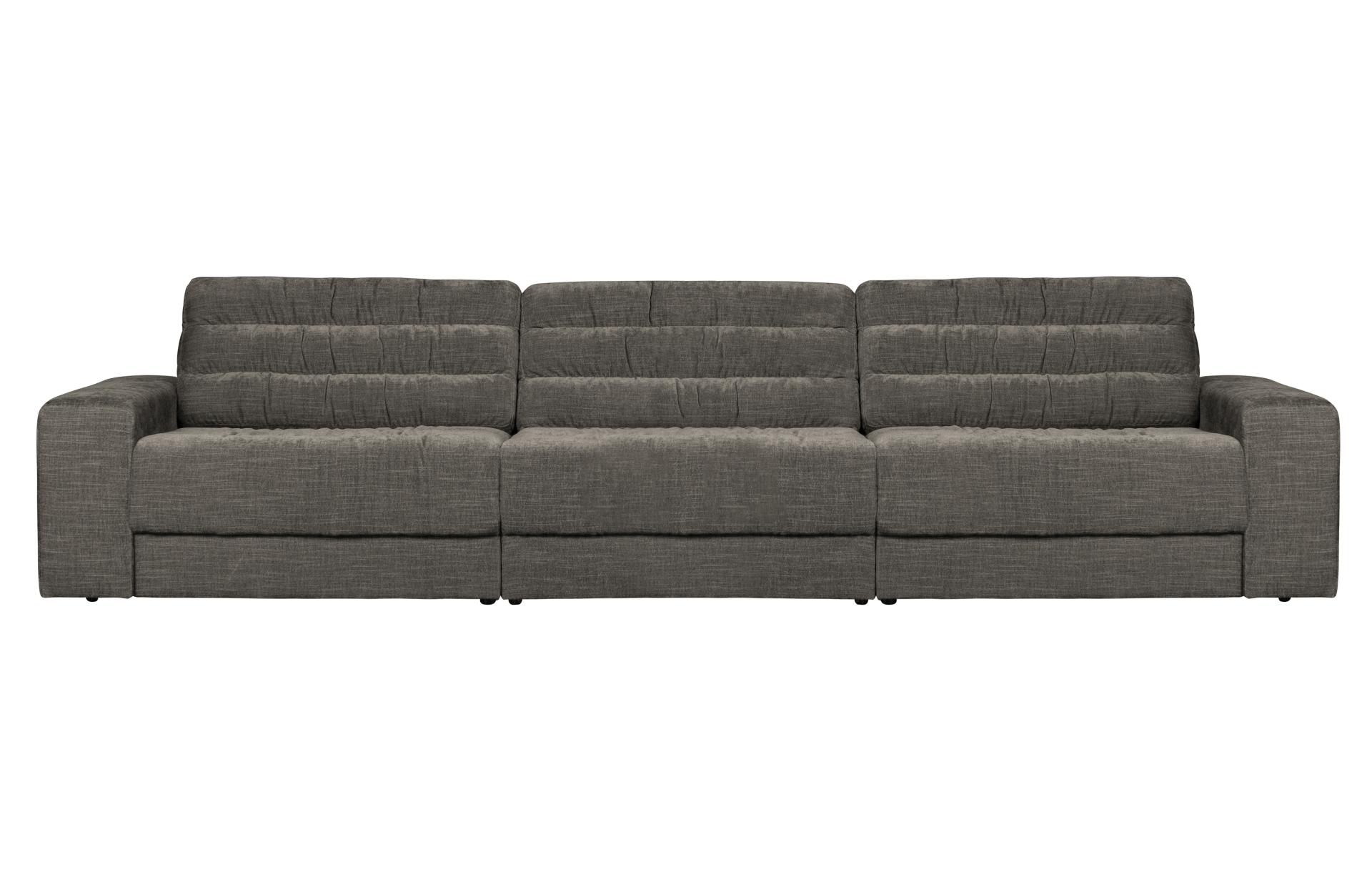 Das Sofa Date überzeugt mit seinem klassischen Design. Gefertigt wurde es aus einem Vintage Stoff, welcher einen grauen Farbton besitzen. Das Gestell ist aus Kunststoff und hat eine schwarze Farbe. Das Sofa hat eine Breite von 316 cm.