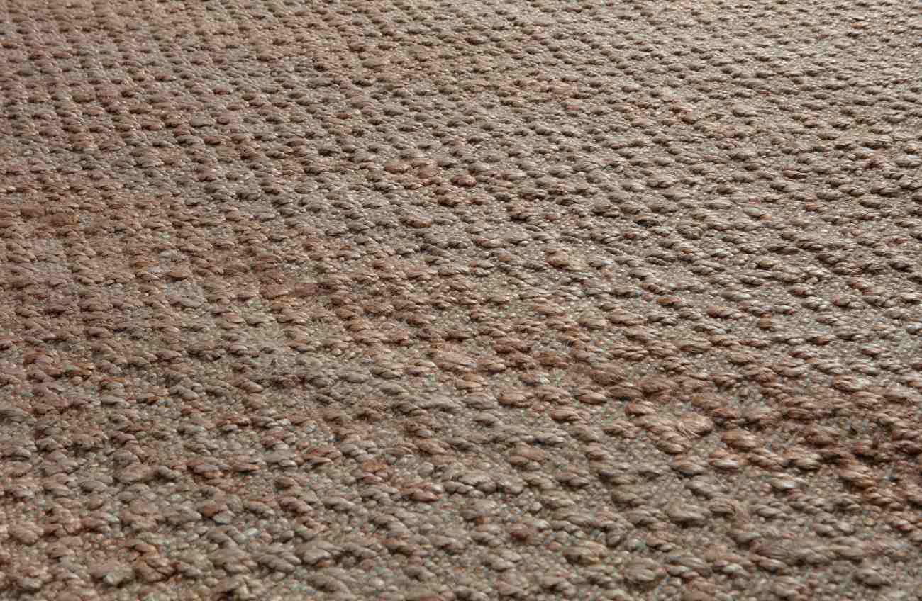 Der Teppich Rug überzeugt mit seinem modernen Stil. Gefertigt wurde er aus einem Kombinationsgewebe aus Jute und Yucca, welches einen natürlichen Farbton besitzt. Der Teppich besitzt eine Größe von 170x240 cm.