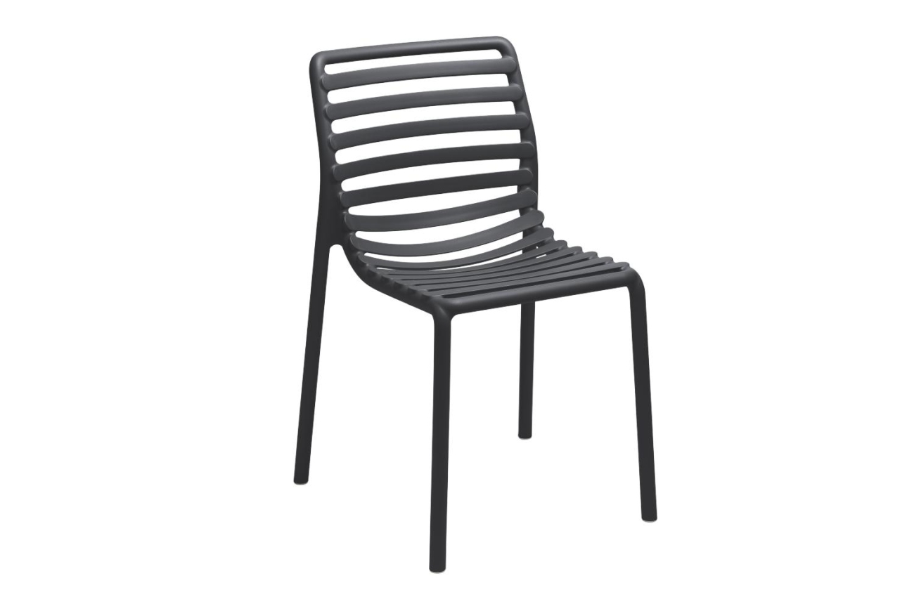 Der Gartenstuhl Bora überzeugt mit seinem modernen Design. Gefertigt wurde er aus Kunststoff, welches einen Anthrazit Farbton besitzt. Das Gestell ist auch aus Kunststoff und hat eine Anthrazit Farbe. Die Sitzhöhe des Stuhls beträgt 48 cm.