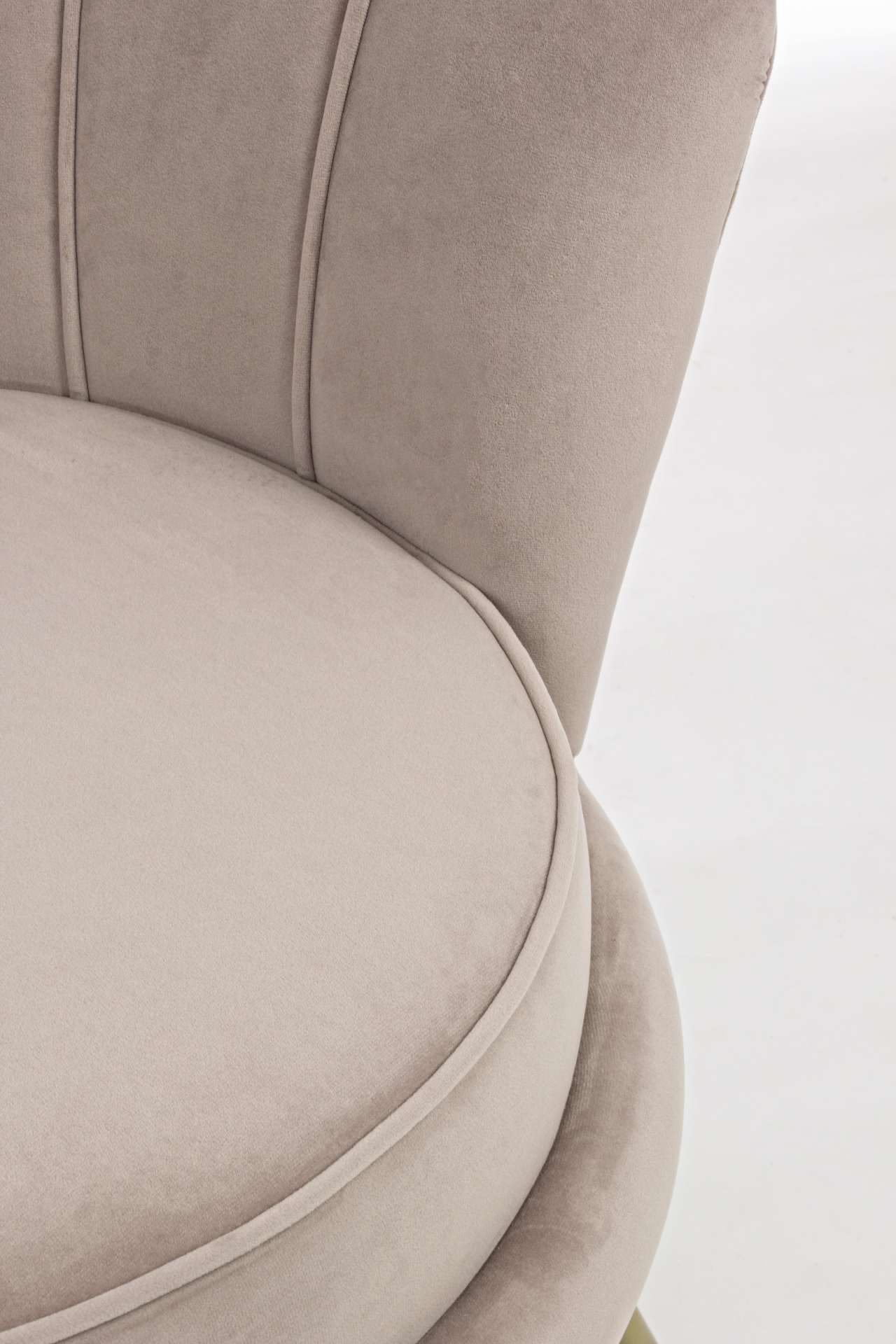 Der Sessel Giliola überzeugt mit seinem modernen Design. Gefertigt wurde er aus Stoff in Samt-Optik, welcher einen hellgrauen Farbton besitzt. Das Gestell ist aus Metall und hat eine goldene Farbe. Der Sessel besitzt eine Sitzhöhe von 45 cm. Die Breite be