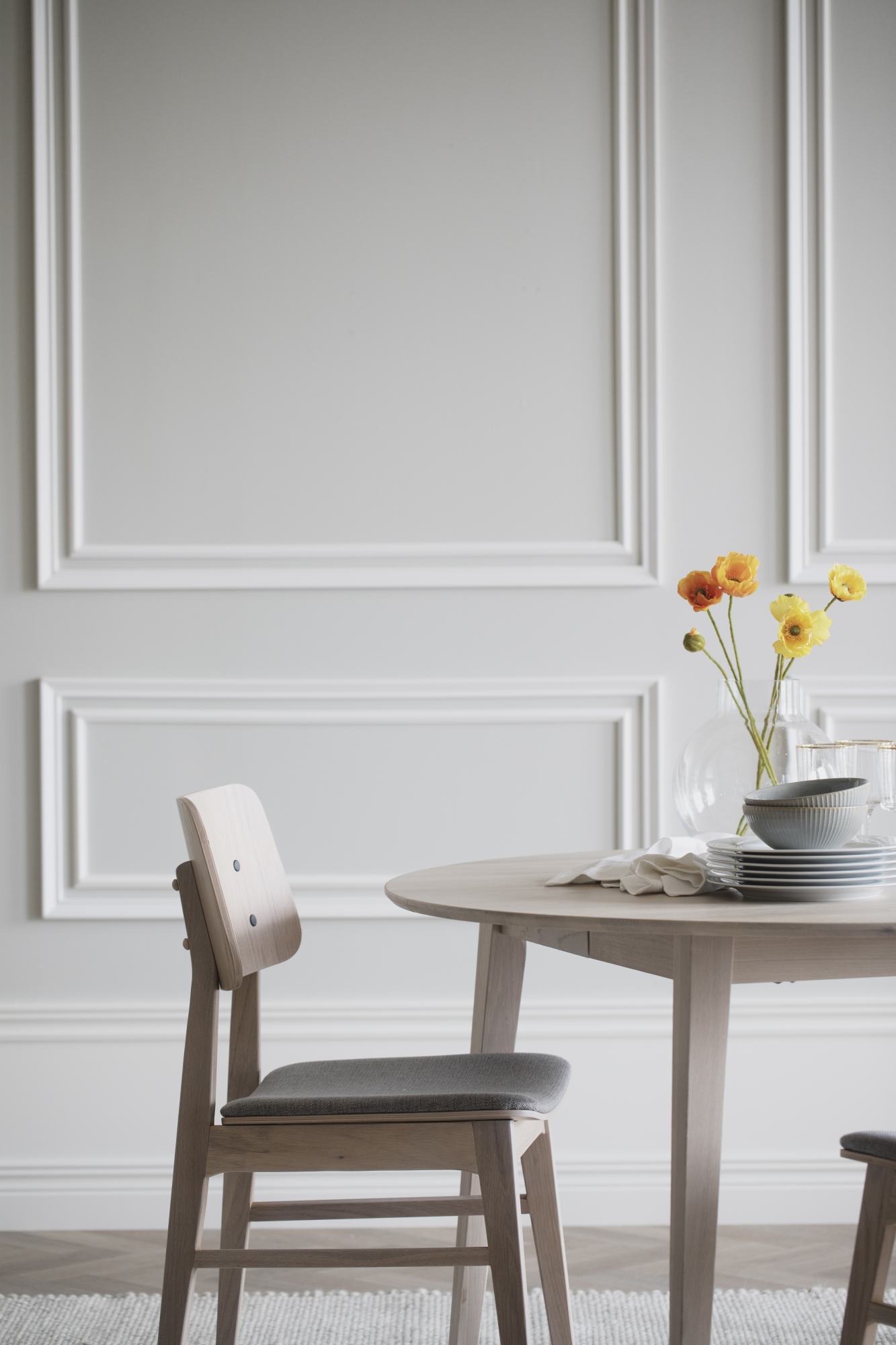 Stuhl Nagano 2er Set, Eiche Whitewash / Hellgrau – modernes Design trifft Komfort.