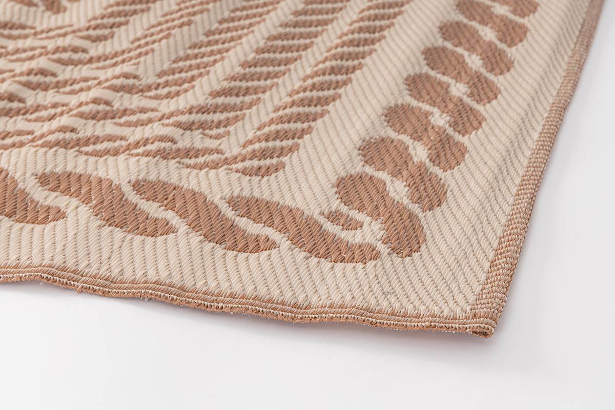 Der Outdoor Teppich Kashan überzeugt mit seinem modernen Design. Gefertigt wurde er aus Kunststofffasern, welche einen Beigen Farbton besitzt. Der Teppich verfügt über eine Größe von 180x270 cm und ist für den Outdoor Bereich geeignet.