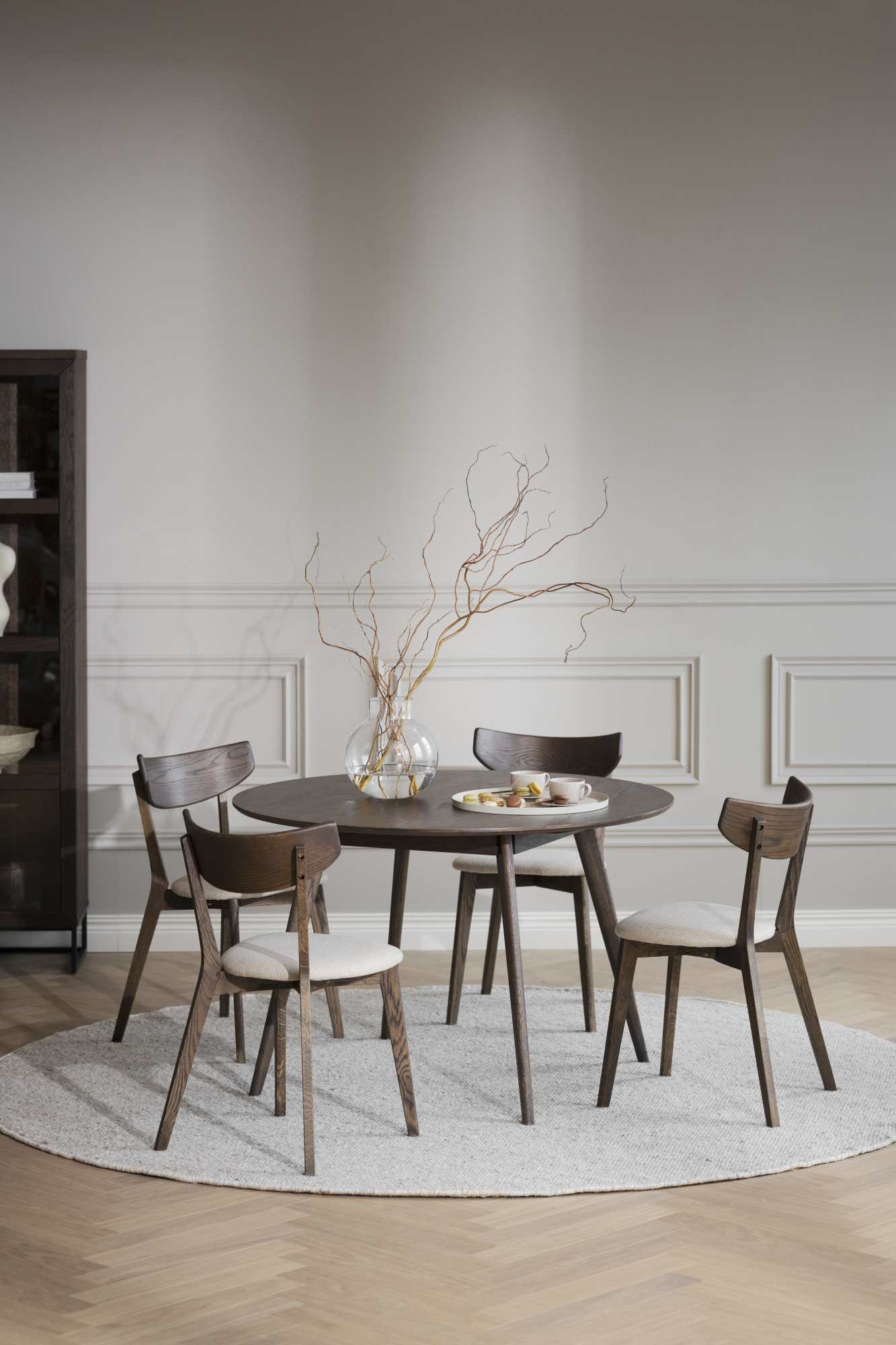 Machen Sie Ihr Zuhause komplett mit Esstisch Yumi Rund 115cm, MDF Eiche Braun.