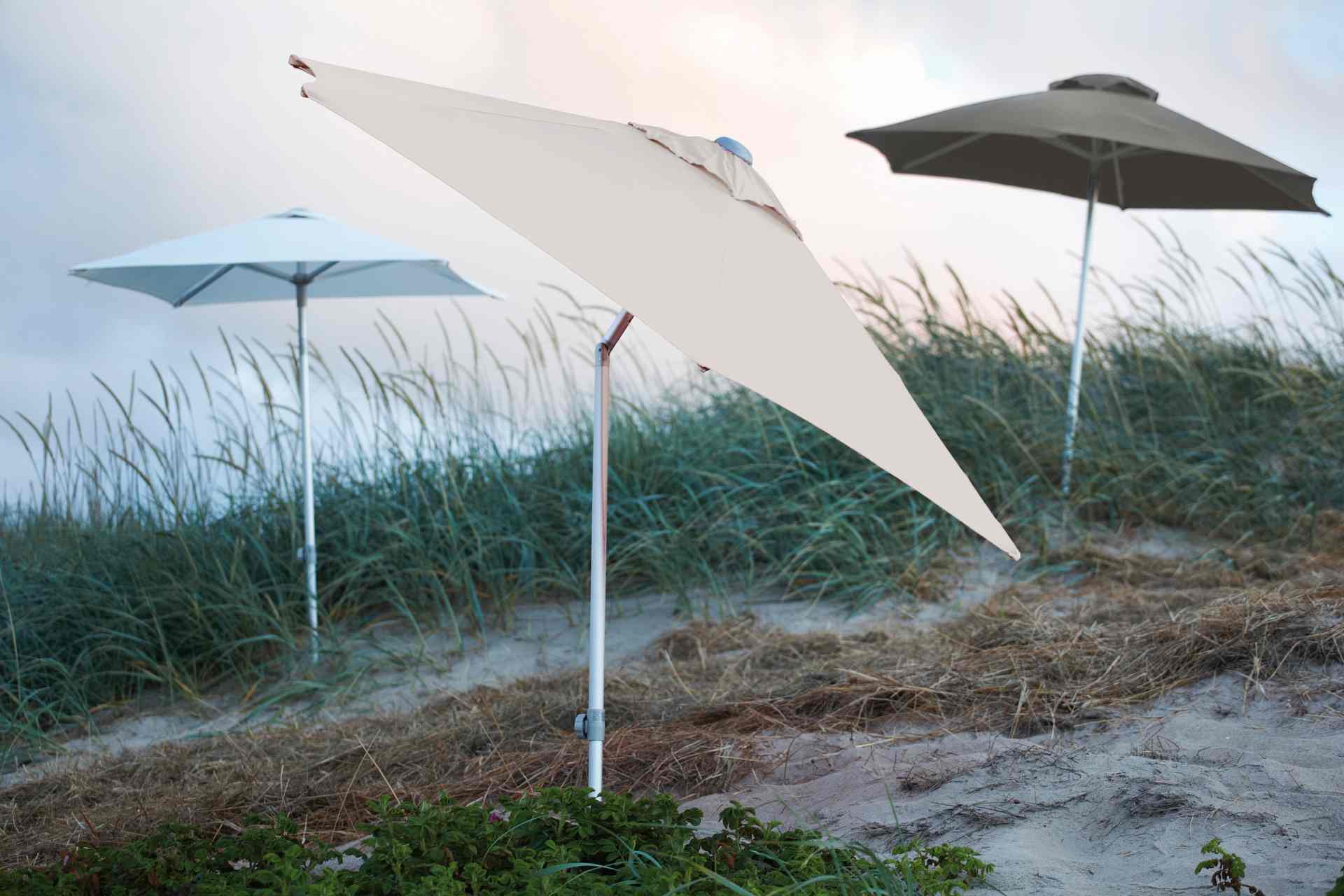 Der Sonnenschirm Elba überzeugt mit seinem modernen Design. Die Form des Schirms ist Eckig und hat eine Größe von 200 cm. Designet wurde er von der Marke Jan Kurtz und hat die Farbe Hellgrau.