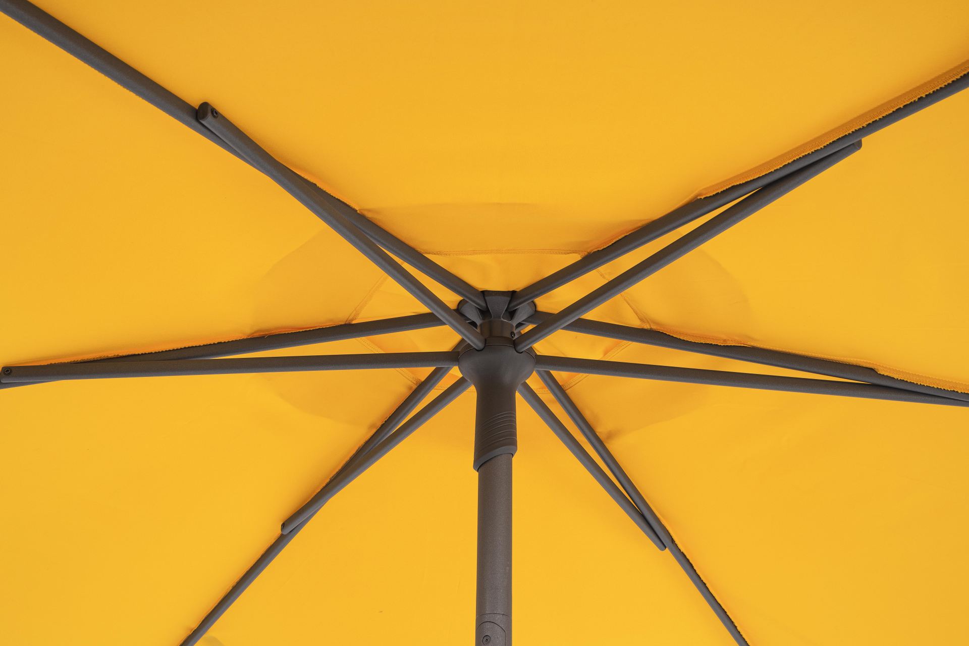 Der Sonnenschirm Samba überzeugt mit seinem klassischen Design. Gefertigt wurde er aus einer Polyester Plane, welche einen gelben Farbton besitzt. Das Gestell ist aus Metall und hat eine Anthrazit Farbe. Der Sonnenschirm verfügt über einen Durchmesser von
