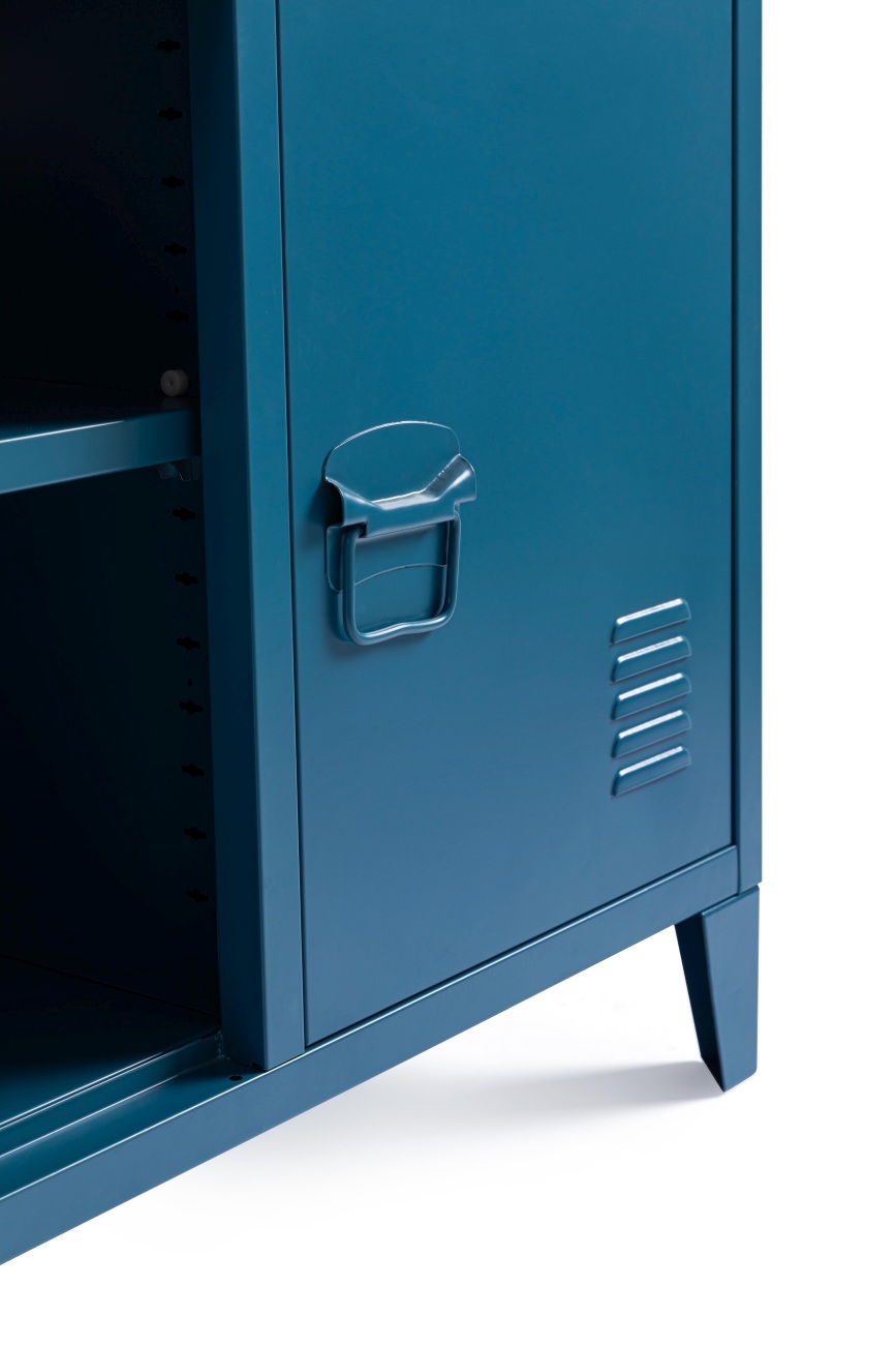 Das TV Board Cambridge überzeugt mit seinem modernen Stil. Gefertigt wurde es aus Metall, welches einen blauen Farbton besitzt. Das Gestell ist auch aus Metall und hat eine blaue Farbe. Das TV Board verfügt über zwei Türen und zwei Fächer.
